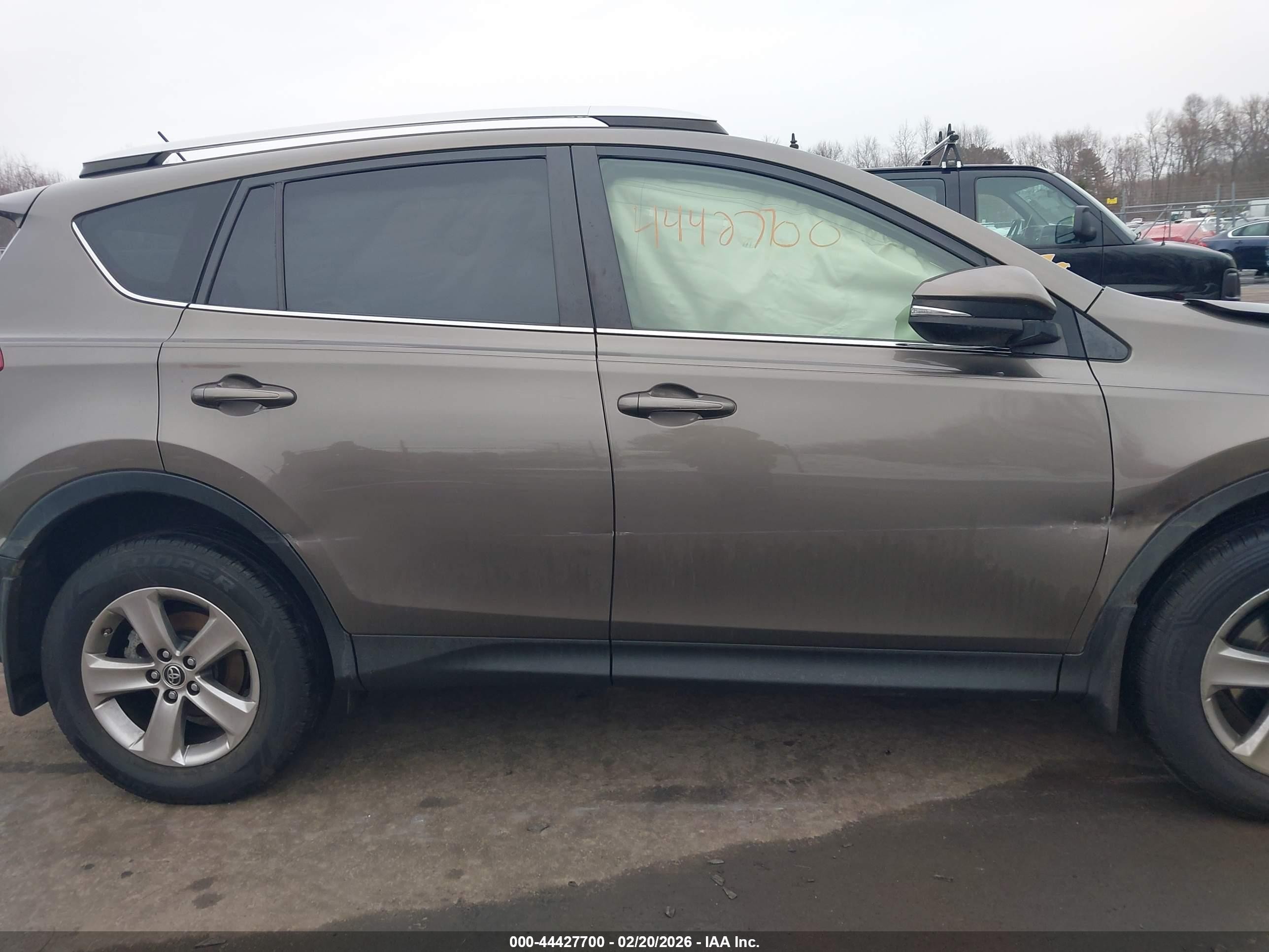 2015 Toyota Rav4 Xle Brown vin: JTMRFREV3FD160907