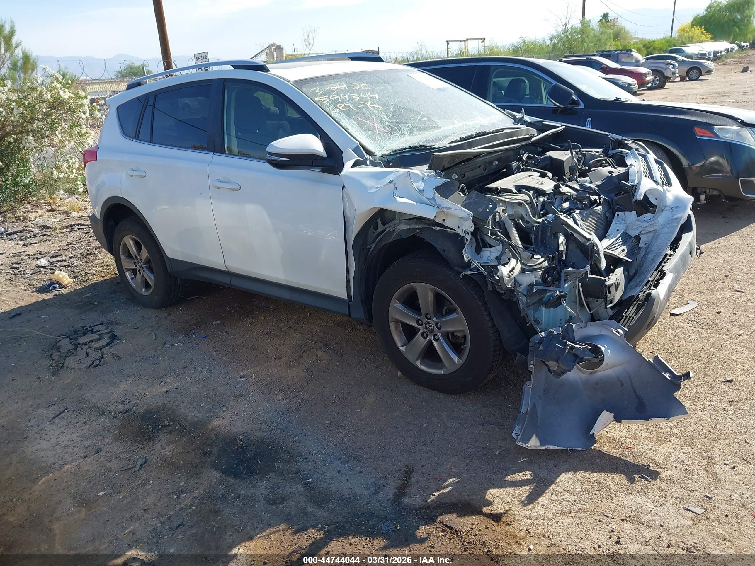 2015 Toyota Rav4 Xle White vin: JTMRFREV4FD109982