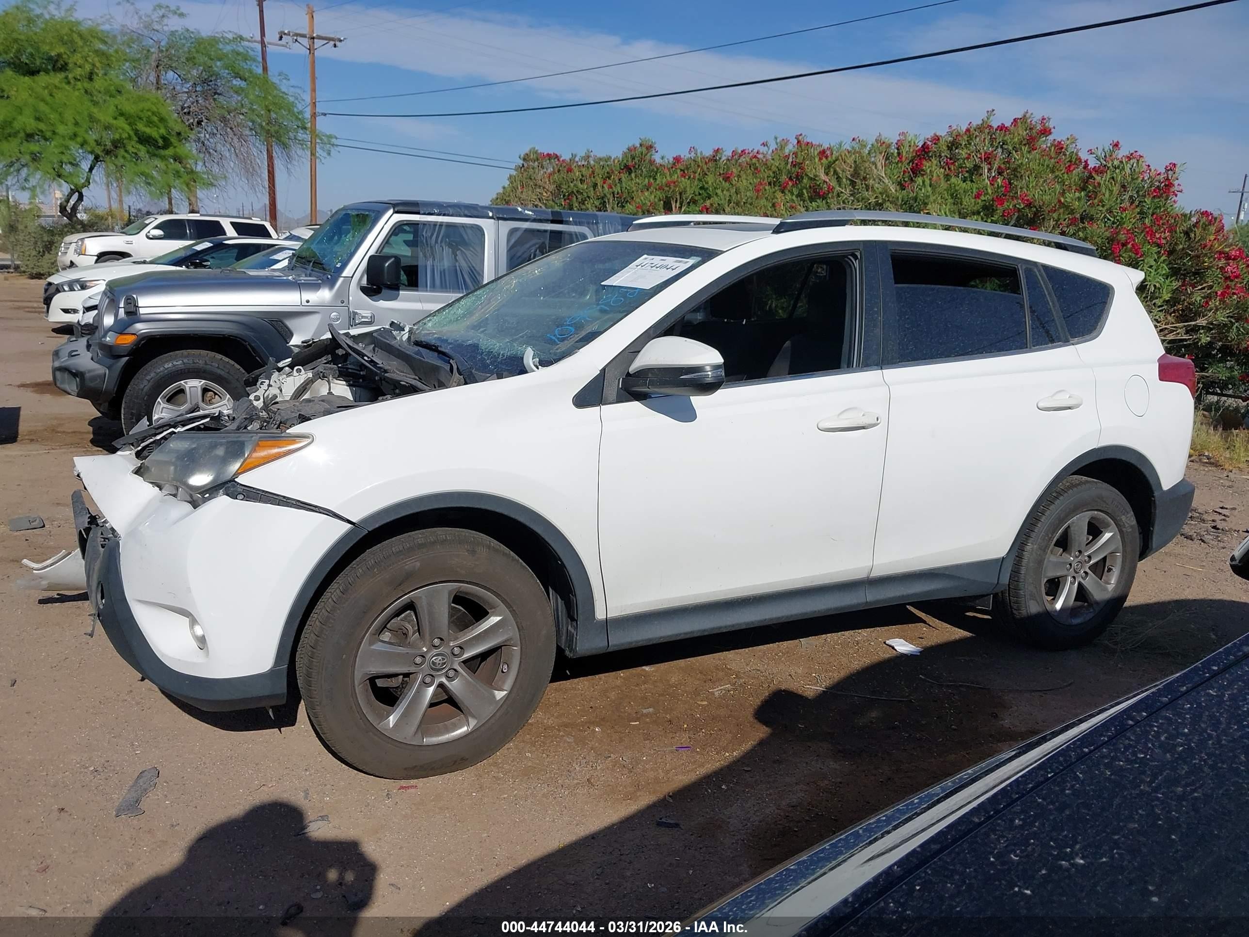 2015 Toyota Rav4 Xle White vin: JTMRFREV4FD109982