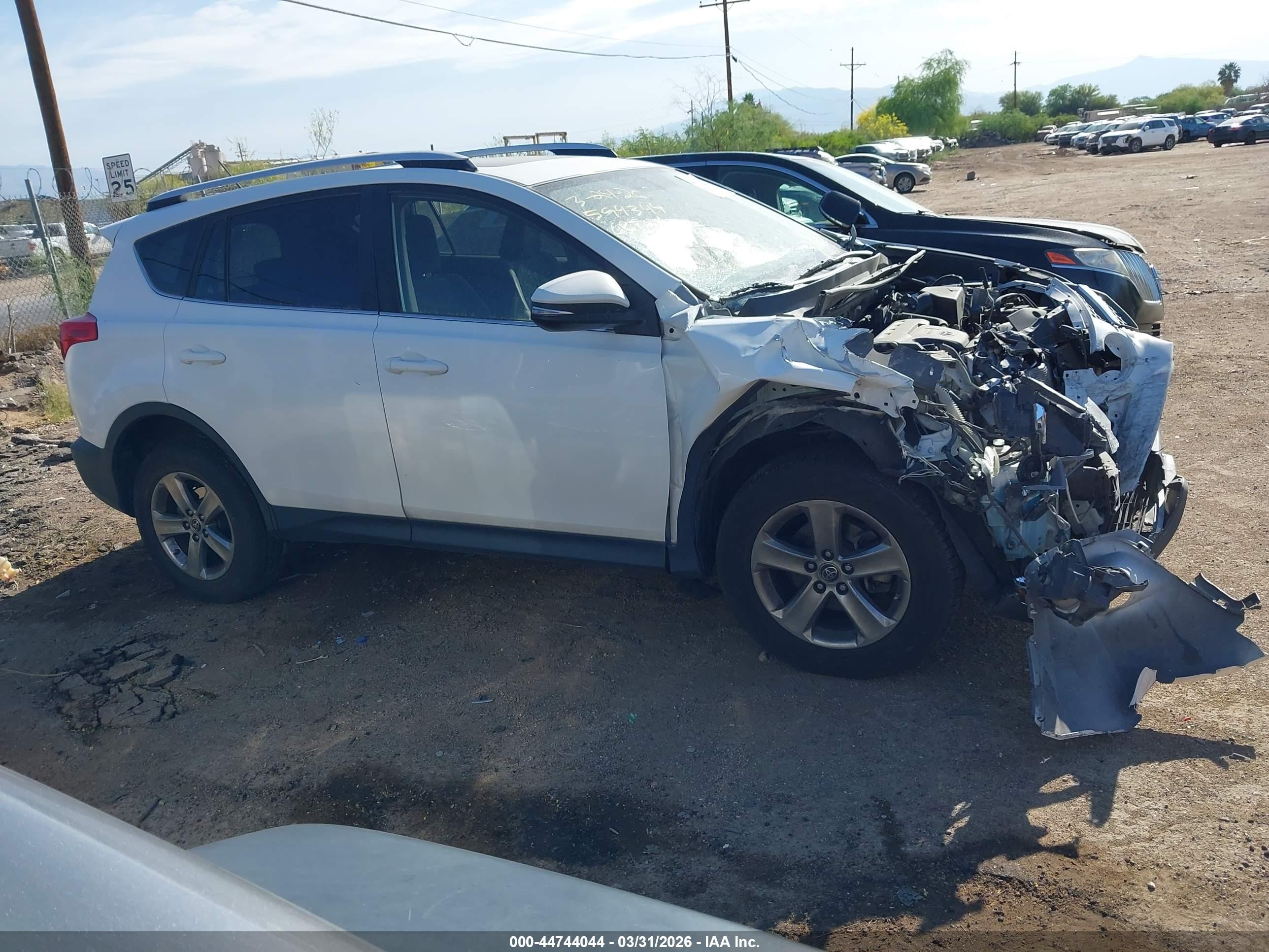 2015 Toyota Rav4 Xle White vin: JTMRFREV4FD109982