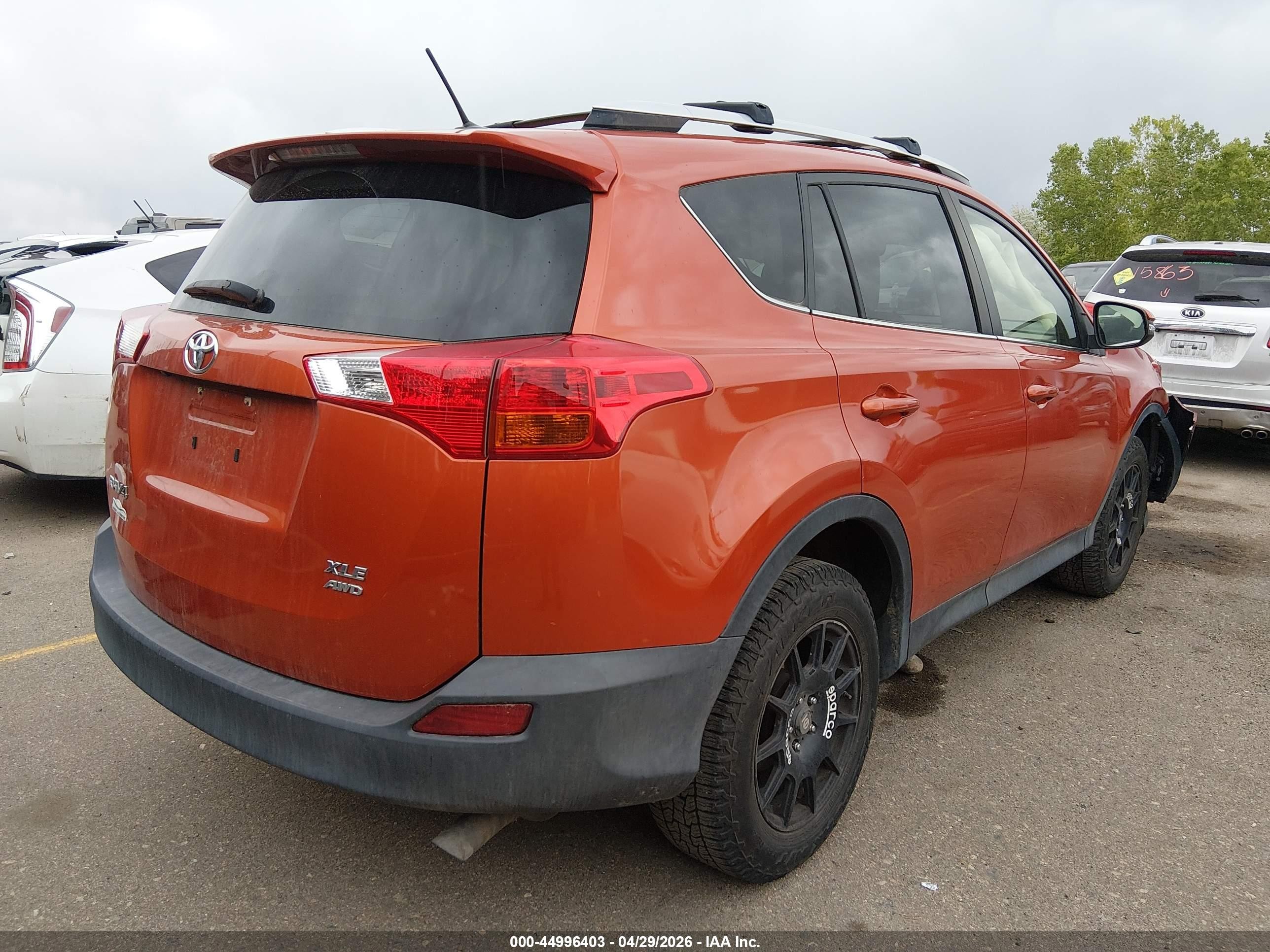 2015 Toyota Rav4 Xle Оранжевый vin: JTMRFREV4FD114969