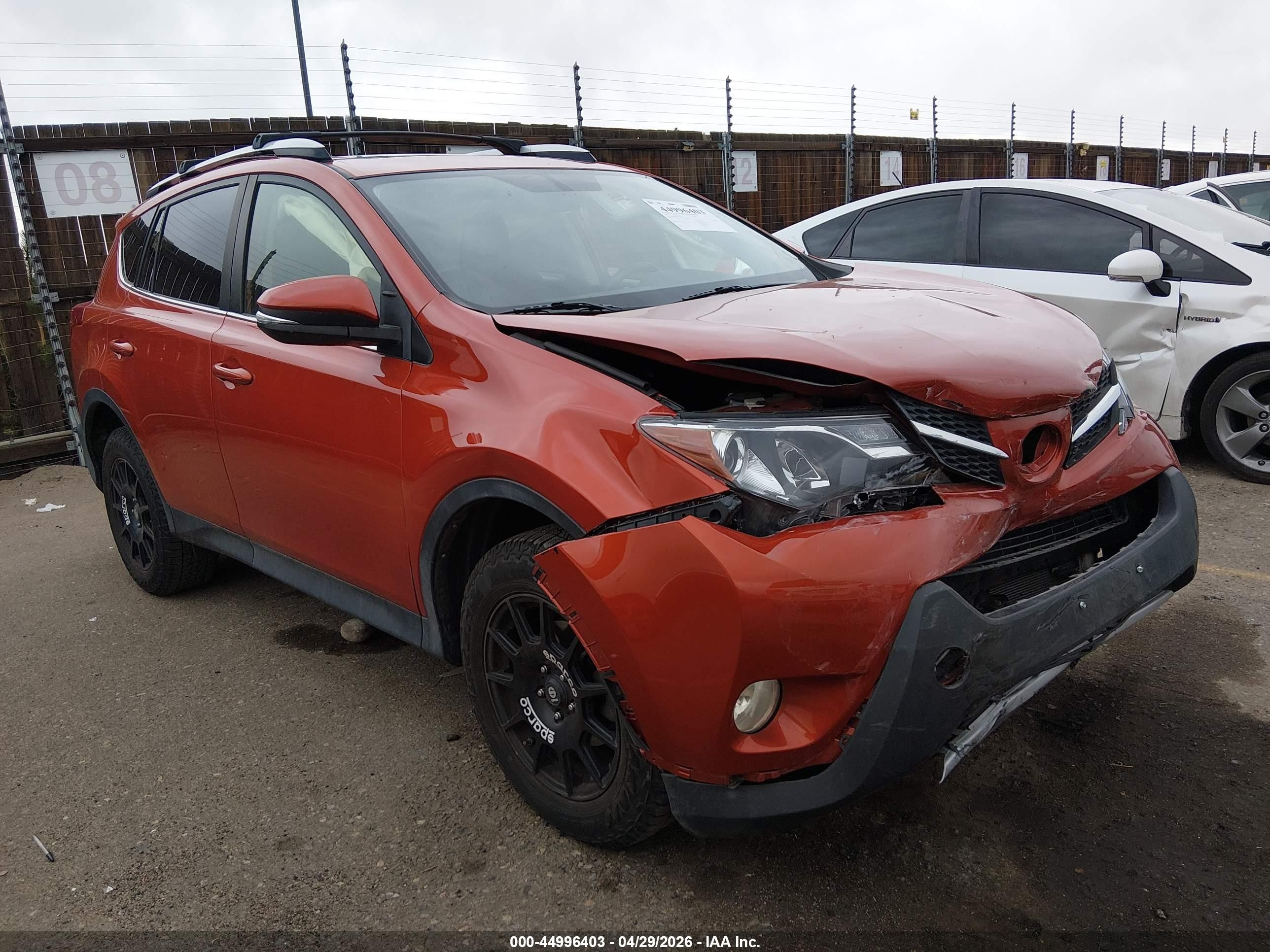 2015 Toyota Rav4 Xle Оранжевый vin: JTMRFREV4FD114969