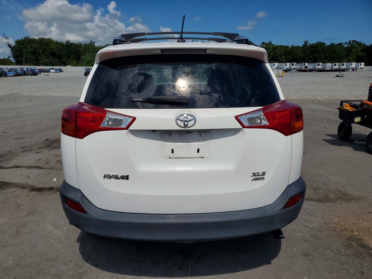 2015 Toyota Rav4 Xle White vin: JTMRFREV4FD151469