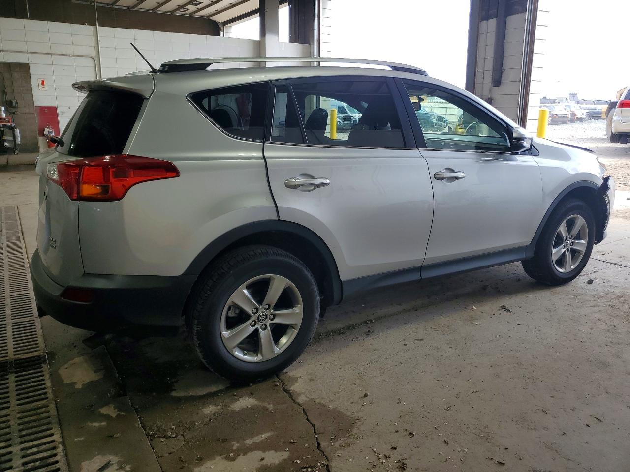 2015 Toyota Rav4 Xle Silver vin: JTMRFREV4FD159491