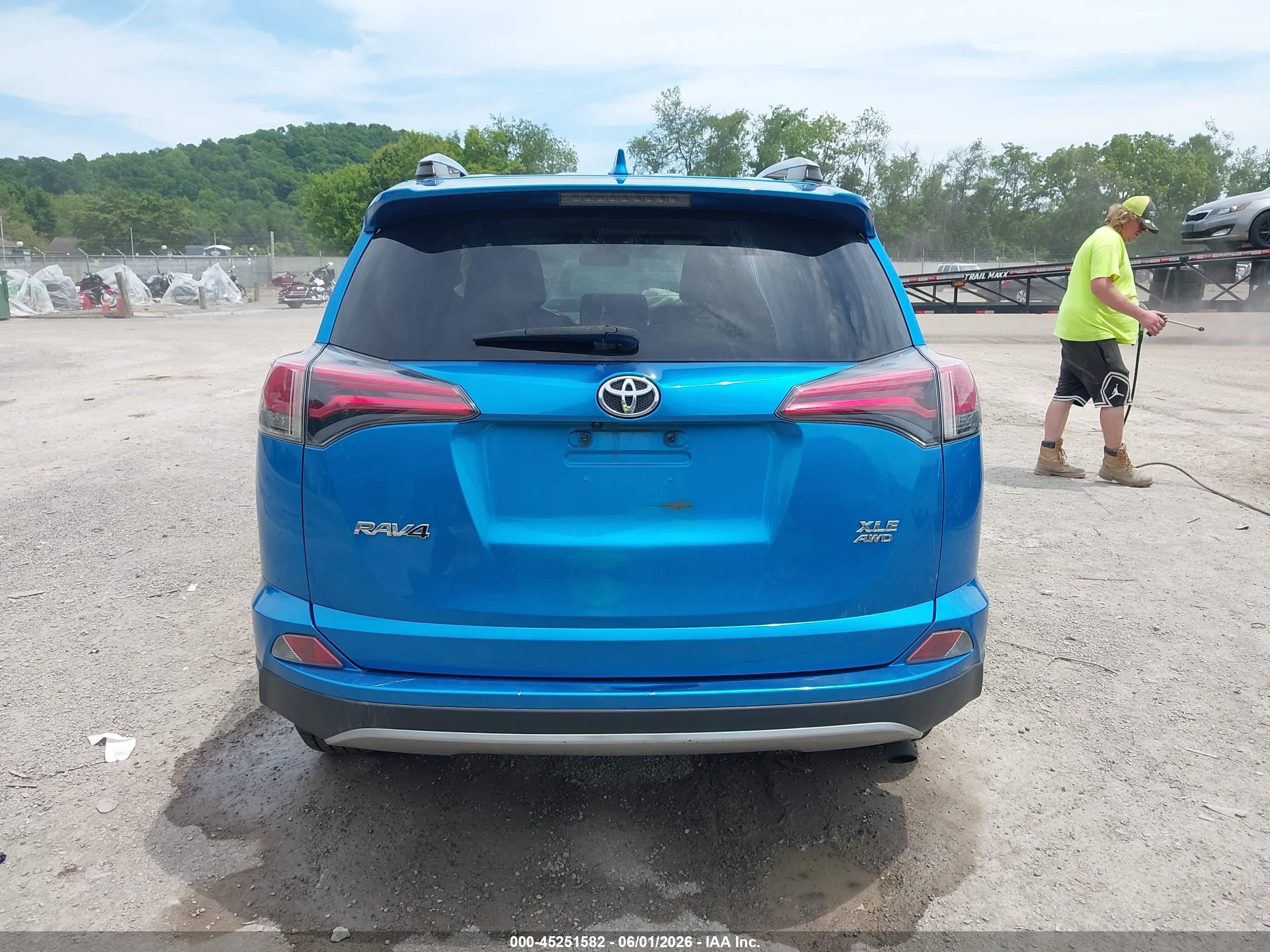 2017 Toyota Rav4 Xle Blue vin: JTMRFREV5HD199646