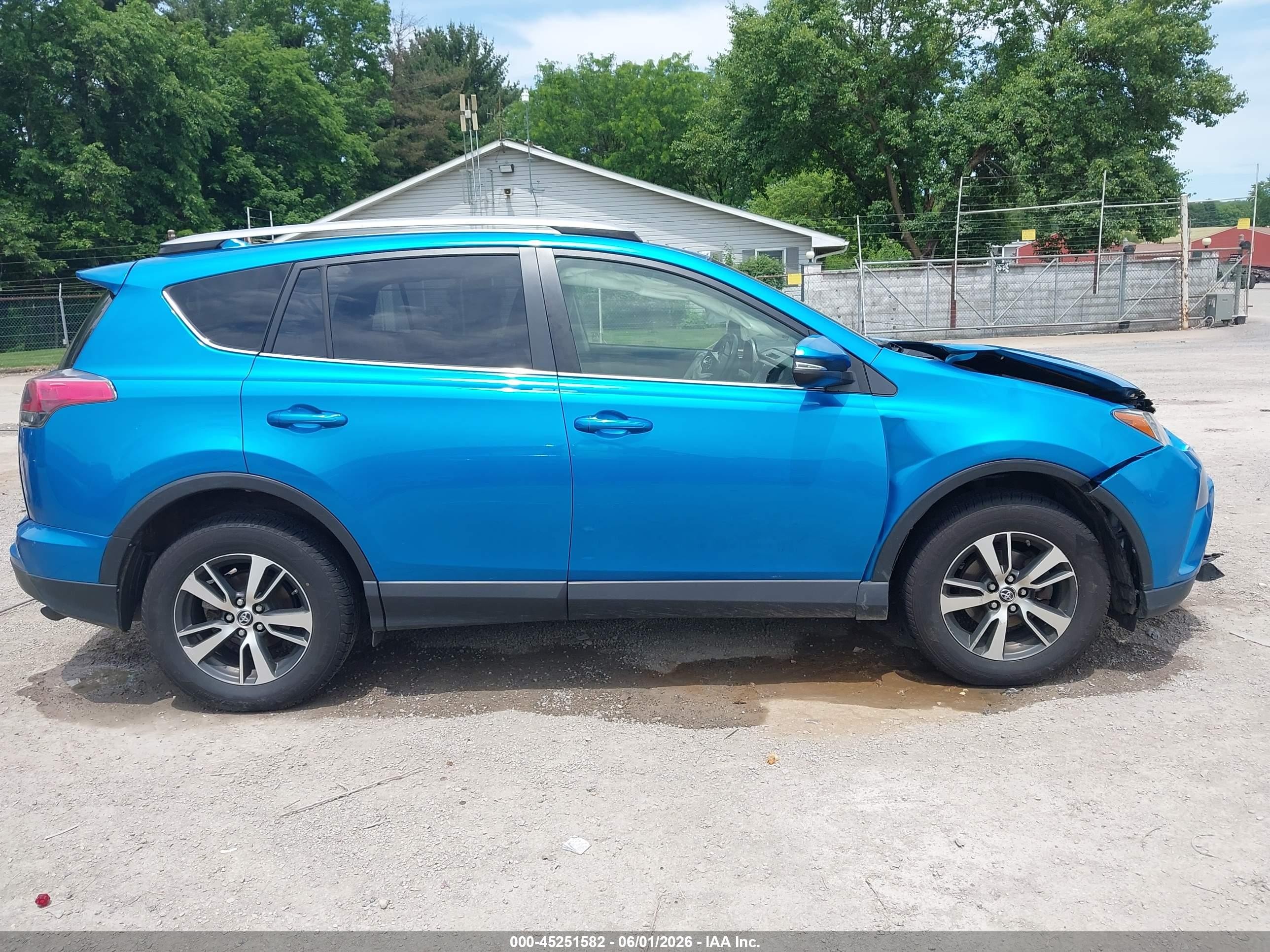 2017 Toyota Rav4 Xle Blue vin: JTMRFREV5HD199646
