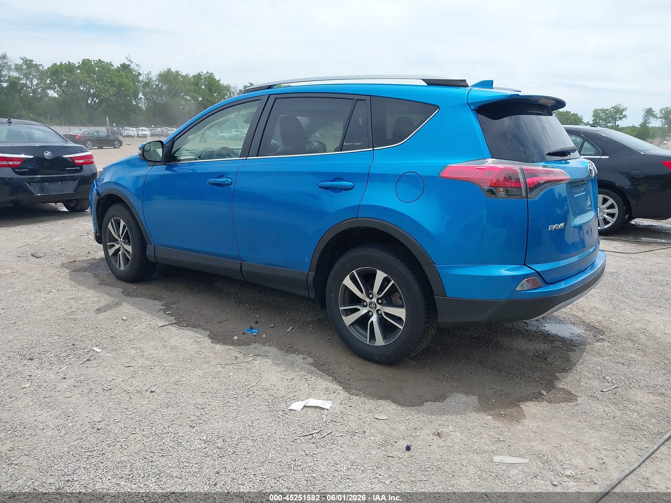2017 Toyota Rav4 Xle Blue vin: JTMRFREV5HD199646