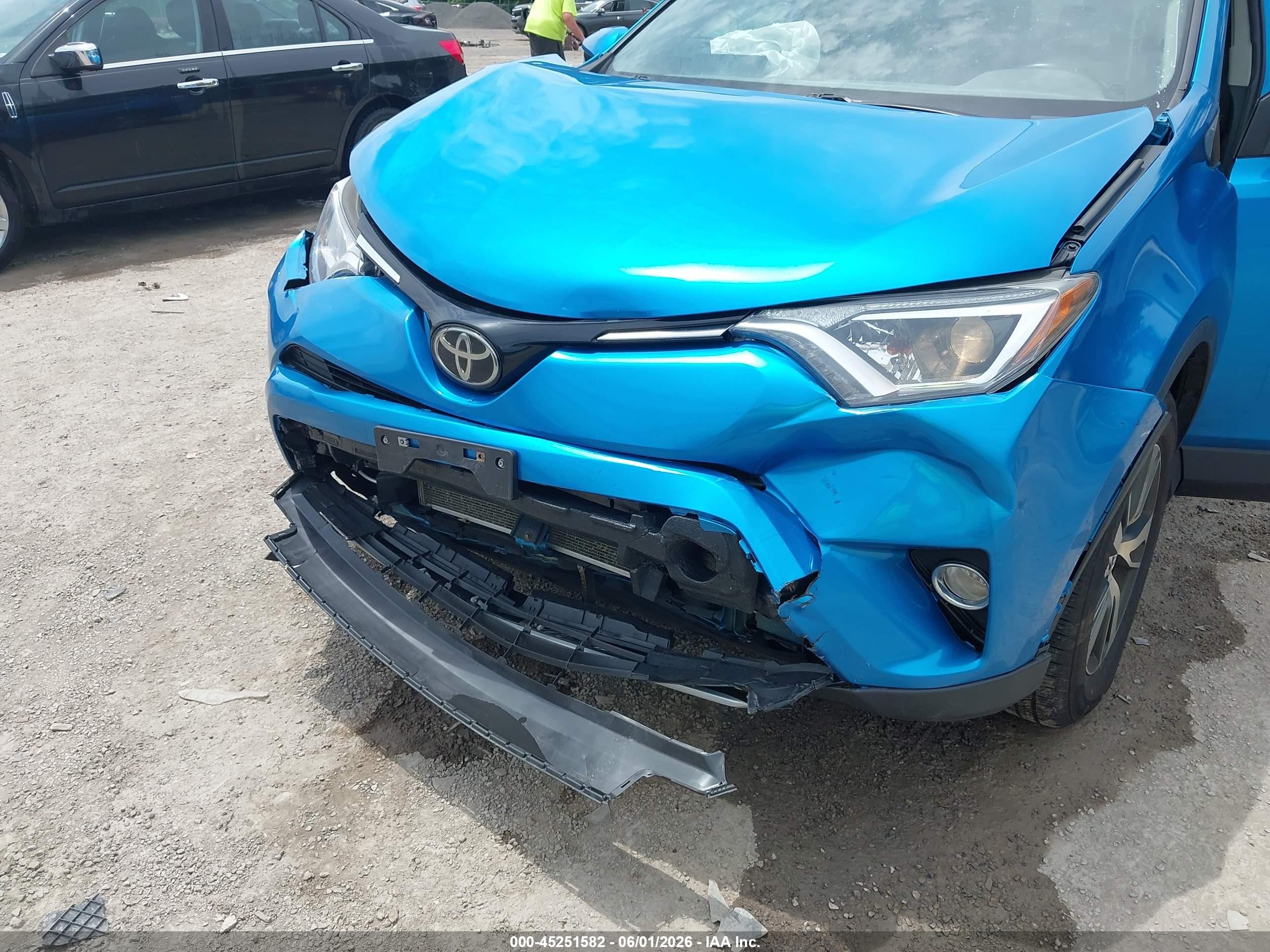 2017 Toyota Rav4 Xle Blue vin: JTMRFREV5HD199646