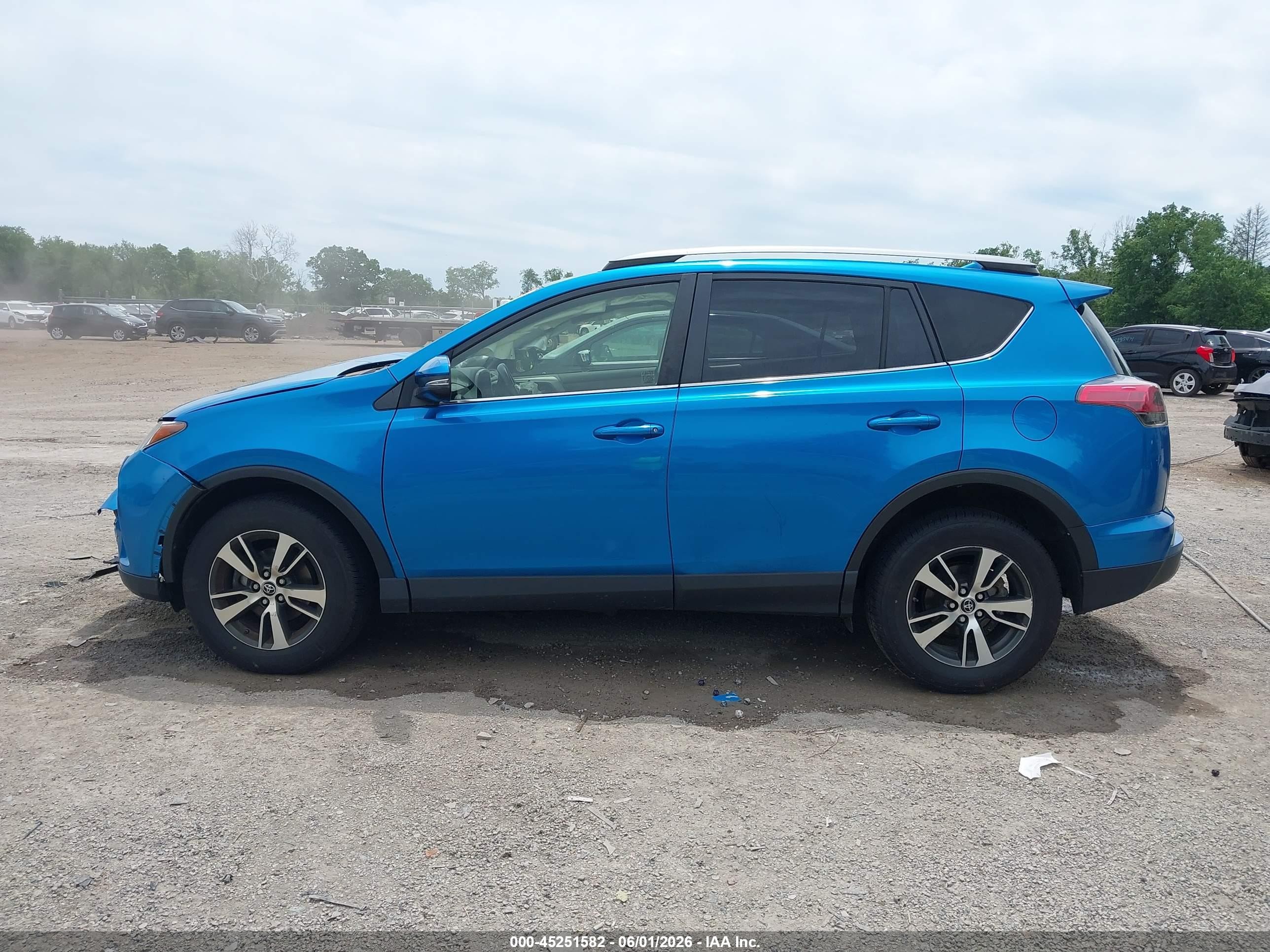 2017 Toyota Rav4 Xle Blue vin: JTMRFREV5HD199646