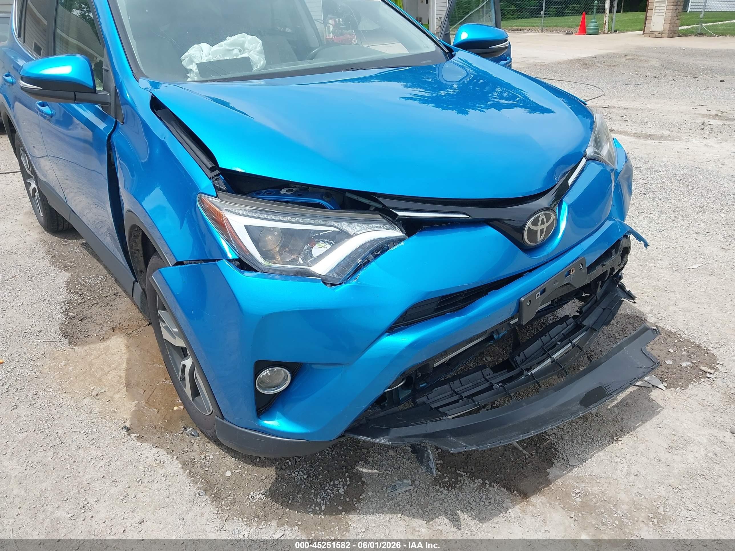 2017 Toyota Rav4 Xle Blue vin: JTMRFREV5HD199646