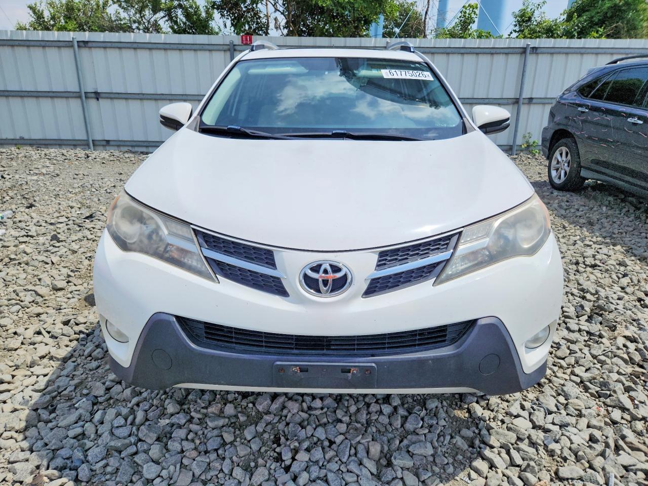 2015 Toyota Rav4 Xle Белый vin: JTMRFREV6FD099570
