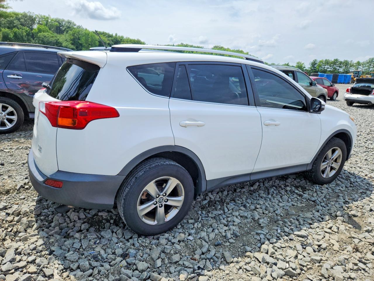 2015 Toyota Rav4 Xle Белый vin: JTMRFREV6FD099570