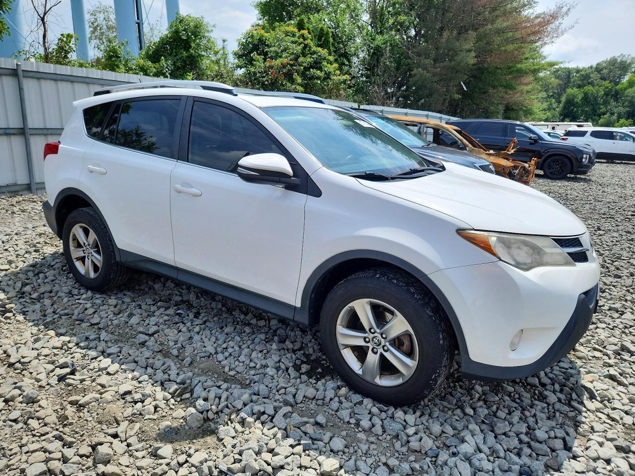 2015 Toyota Rav4 Xle Белый vin: JTMRFREV6FD099570