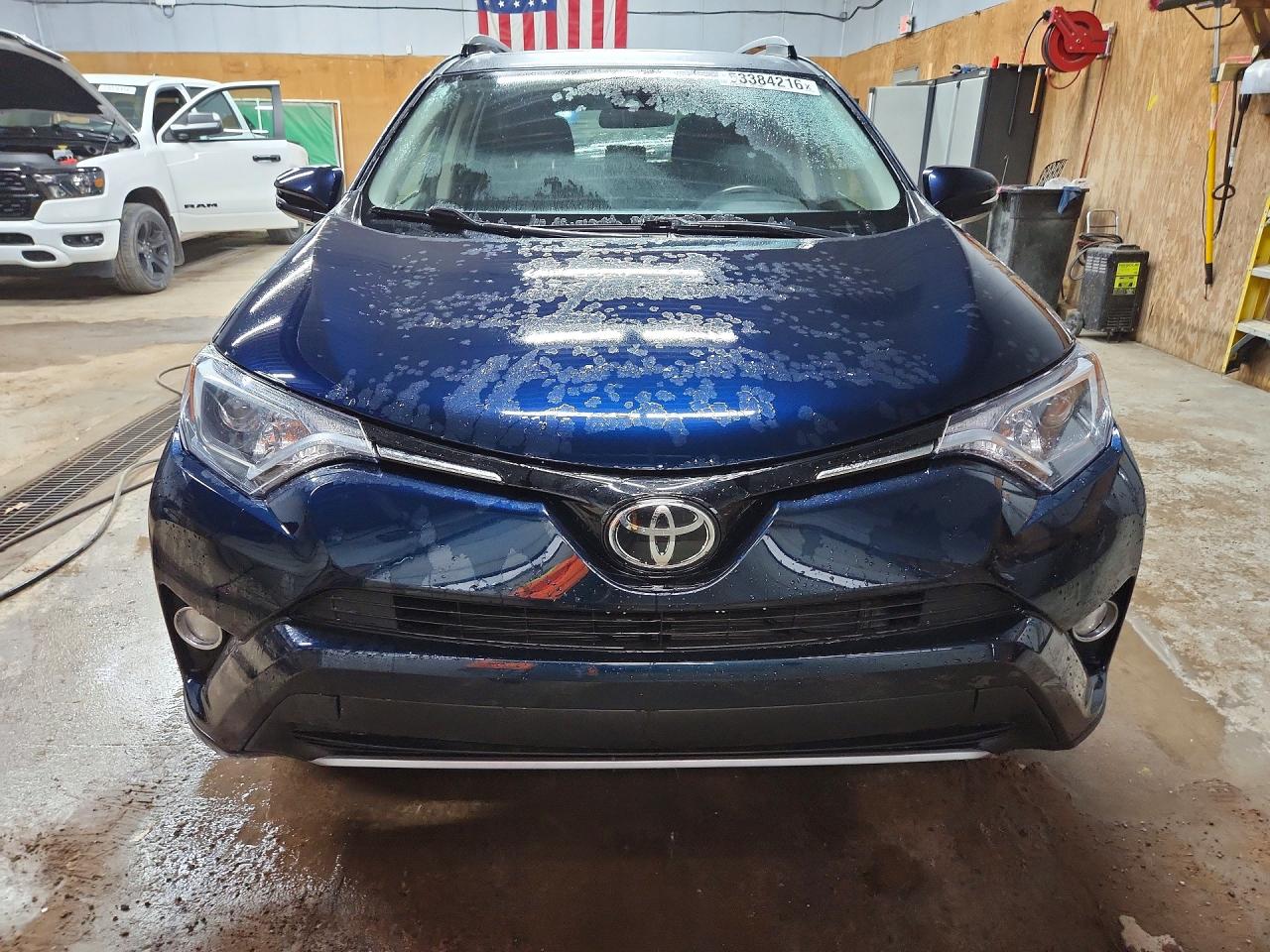 2018 Toyota Rav4 Xle Синий vin: JTMRFREV6JD243191