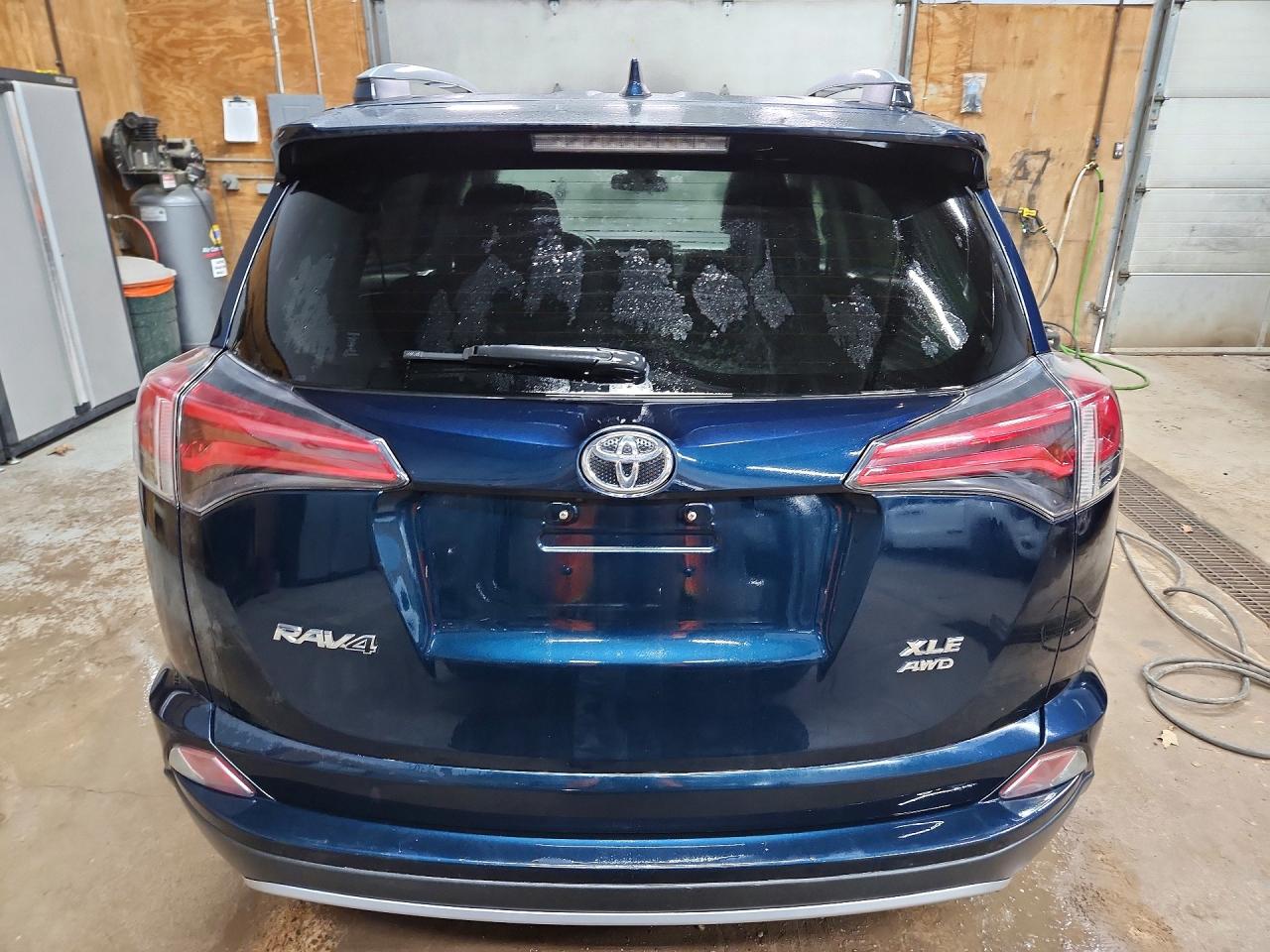 2018 Toyota Rav4 Xle Синий vin: JTMRFREV6JD243191