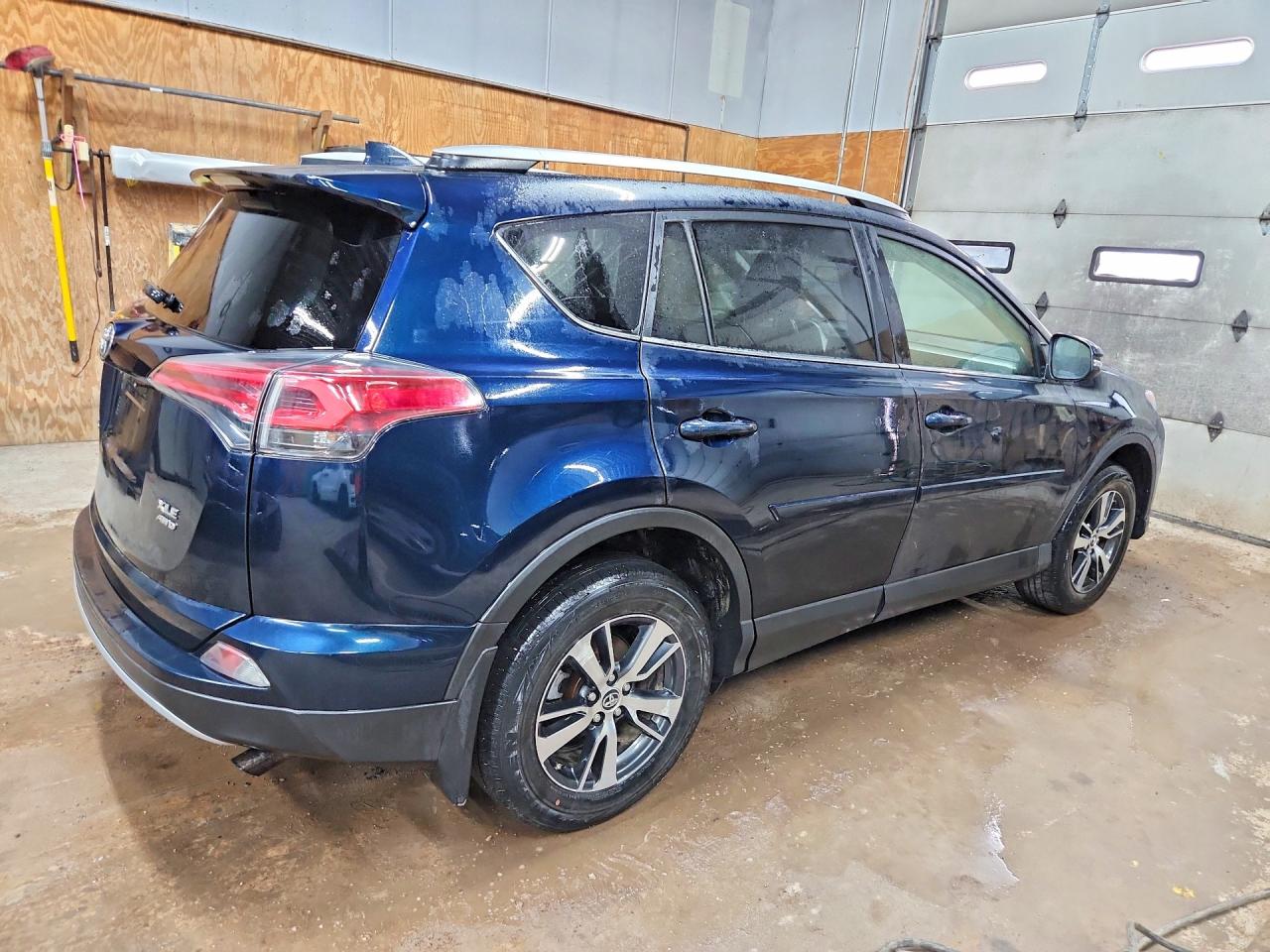 2018 Toyota Rav4 Xle Синий vin: JTMRFREV6JD243191