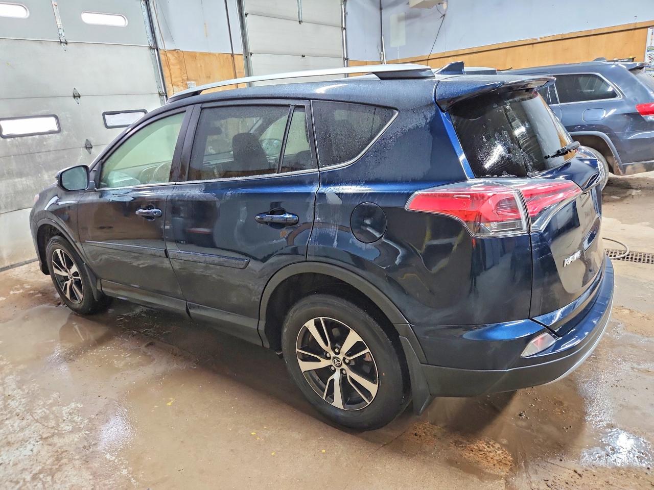 2018 Toyota Rav4 Xle Синий vin: JTMRFREV6JD243191