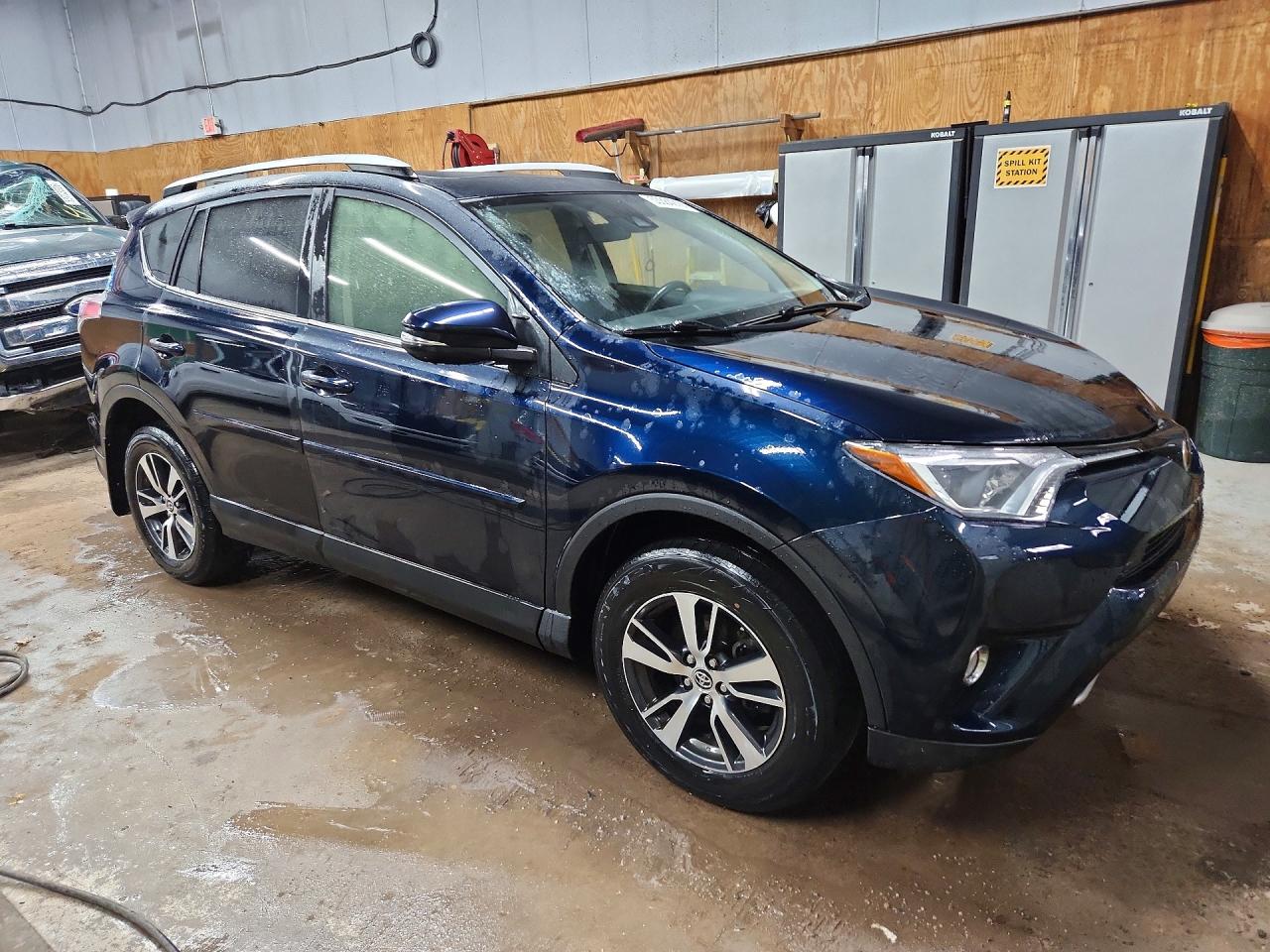 2018 Toyota Rav4 Xle Синий vin: JTMRFREV6JD243191