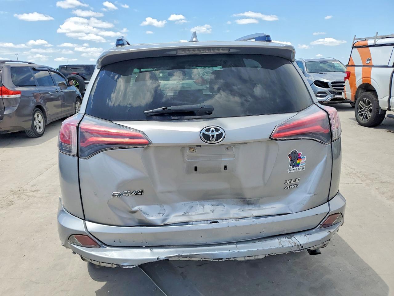 2018 Toyota Rav4 Xle Серебряный vin: JTMRFREV6JJ240776