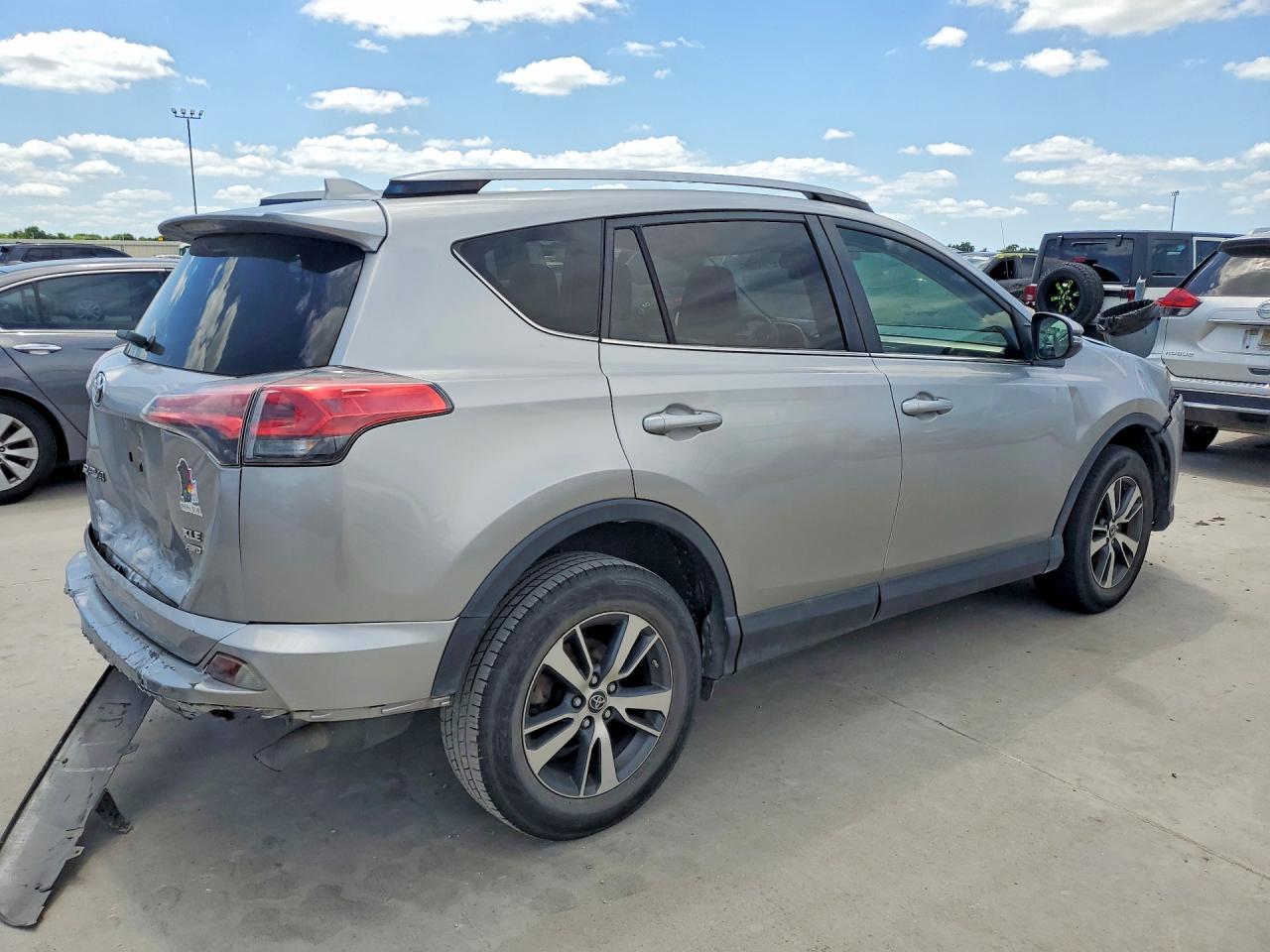 2018 Toyota Rav4 Xle Серебряный vin: JTMRFREV6JJ240776
