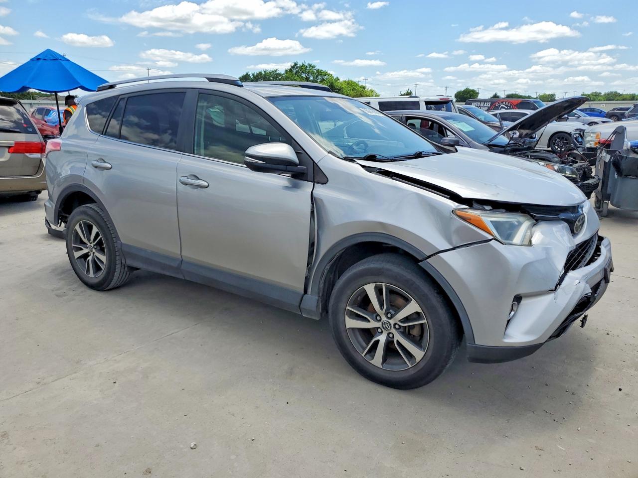 2018 Toyota Rav4 Xle Серебряный vin: JTMRFREV6JJ240776