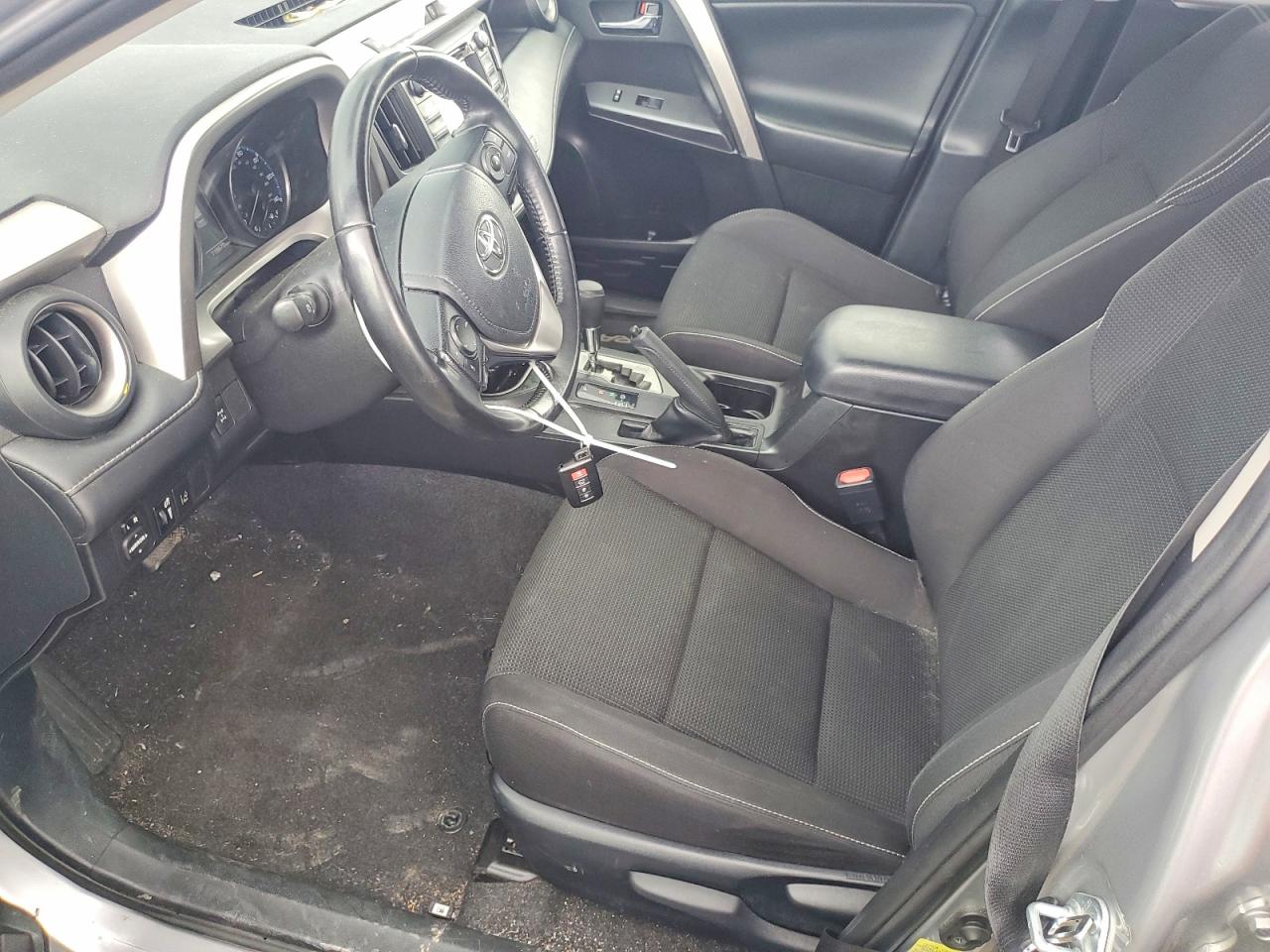2018 Toyota Rav4 Xle Серебряный vin: JTMRFREV6JJ240776