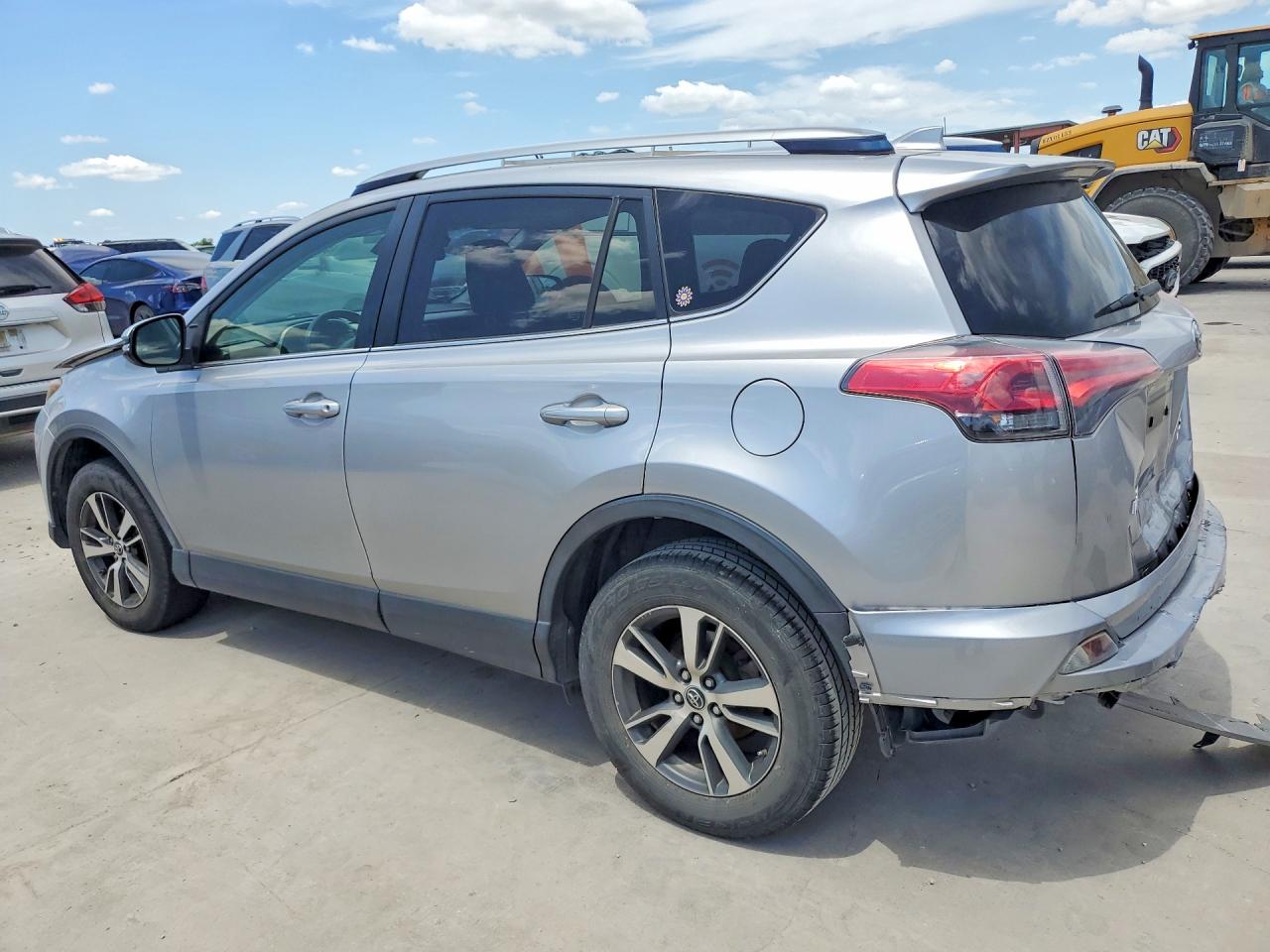 2018 Toyota Rav4 Xle Серебряный vin: JTMRFREV6JJ240776