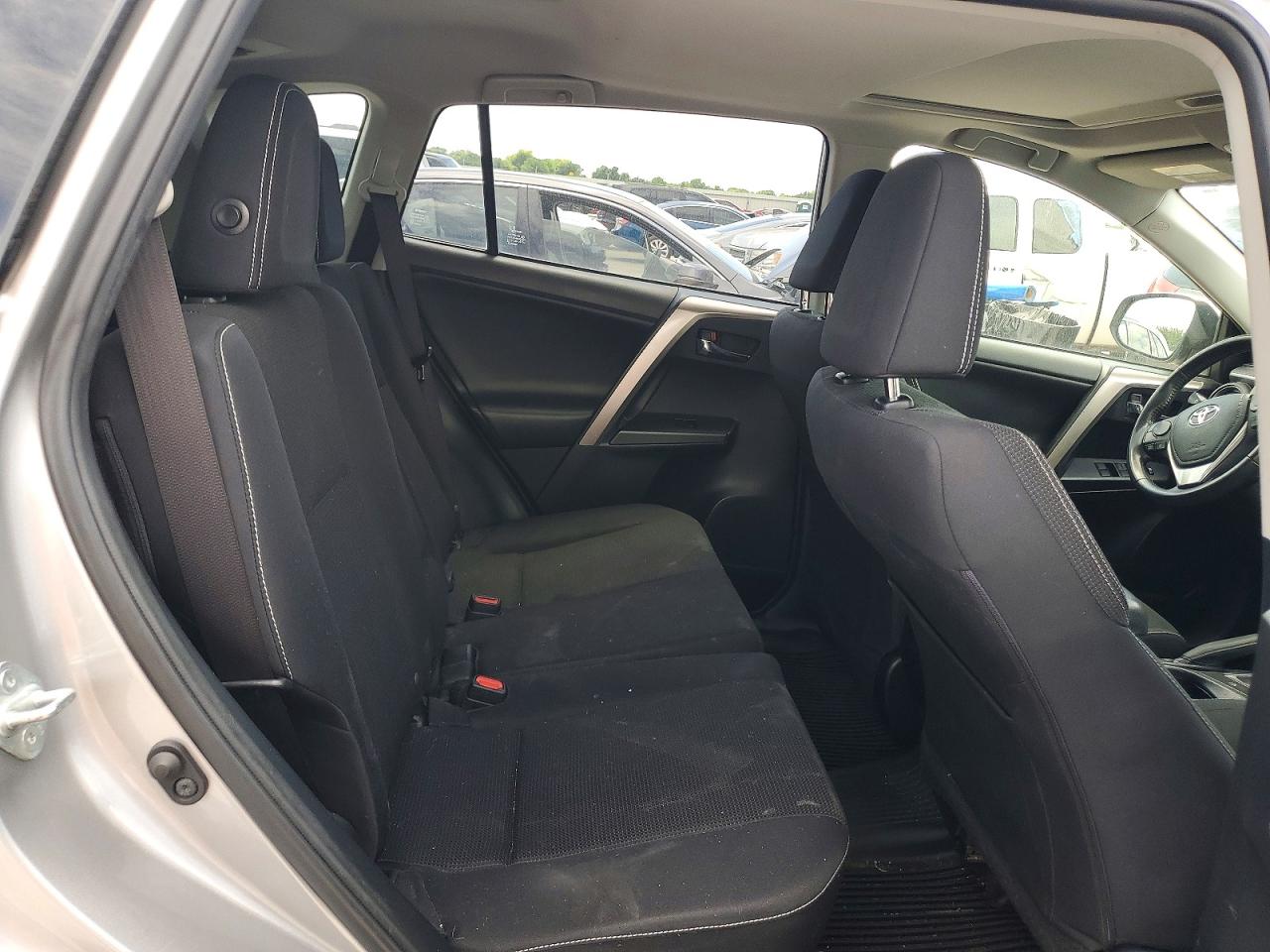 2018 Toyota Rav4 Xle Серебряный vin: JTMRFREV6JJ240776