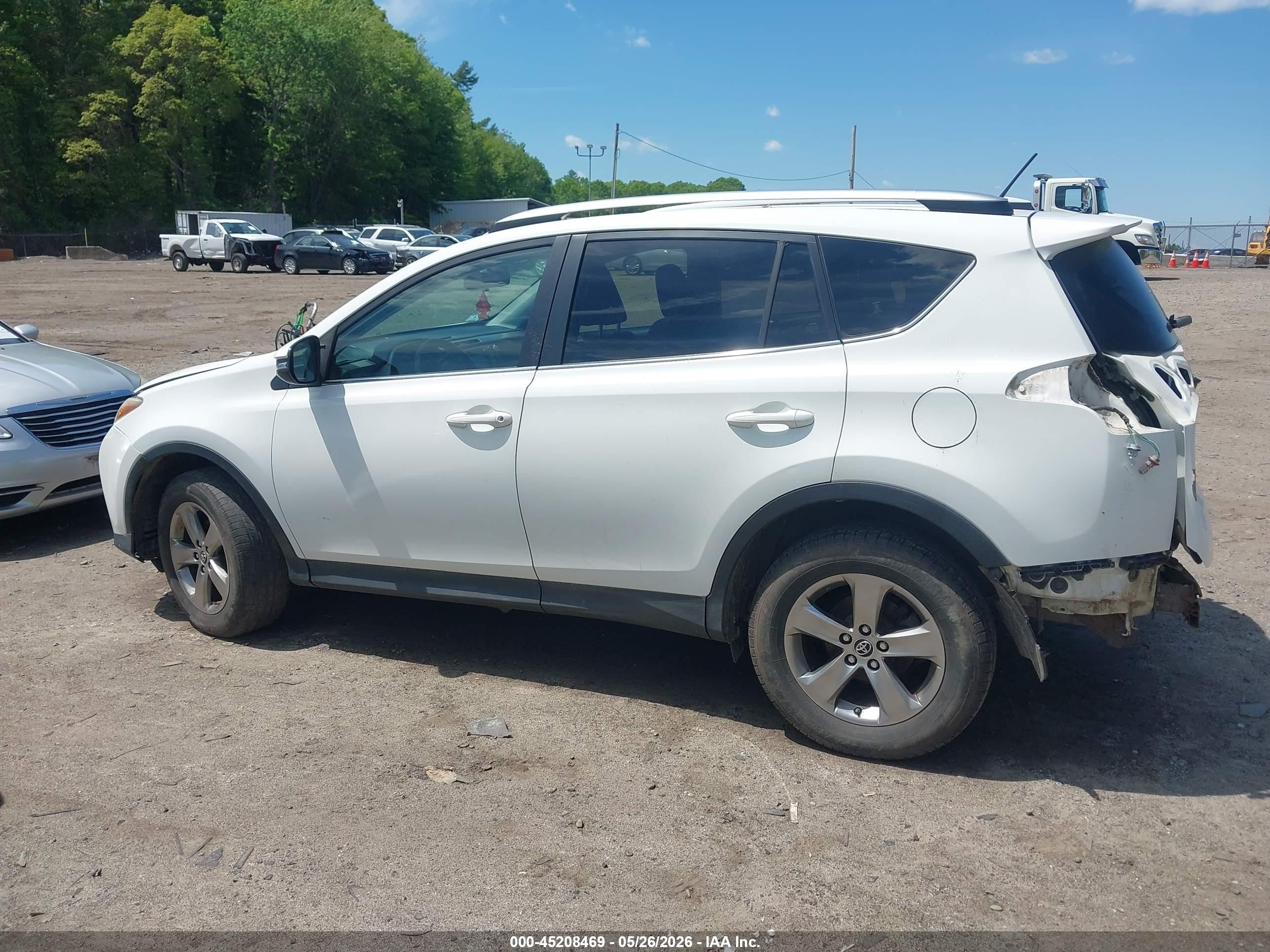 2015 Toyota Rav4 Xle White vin: JTMRFREV7FD104906