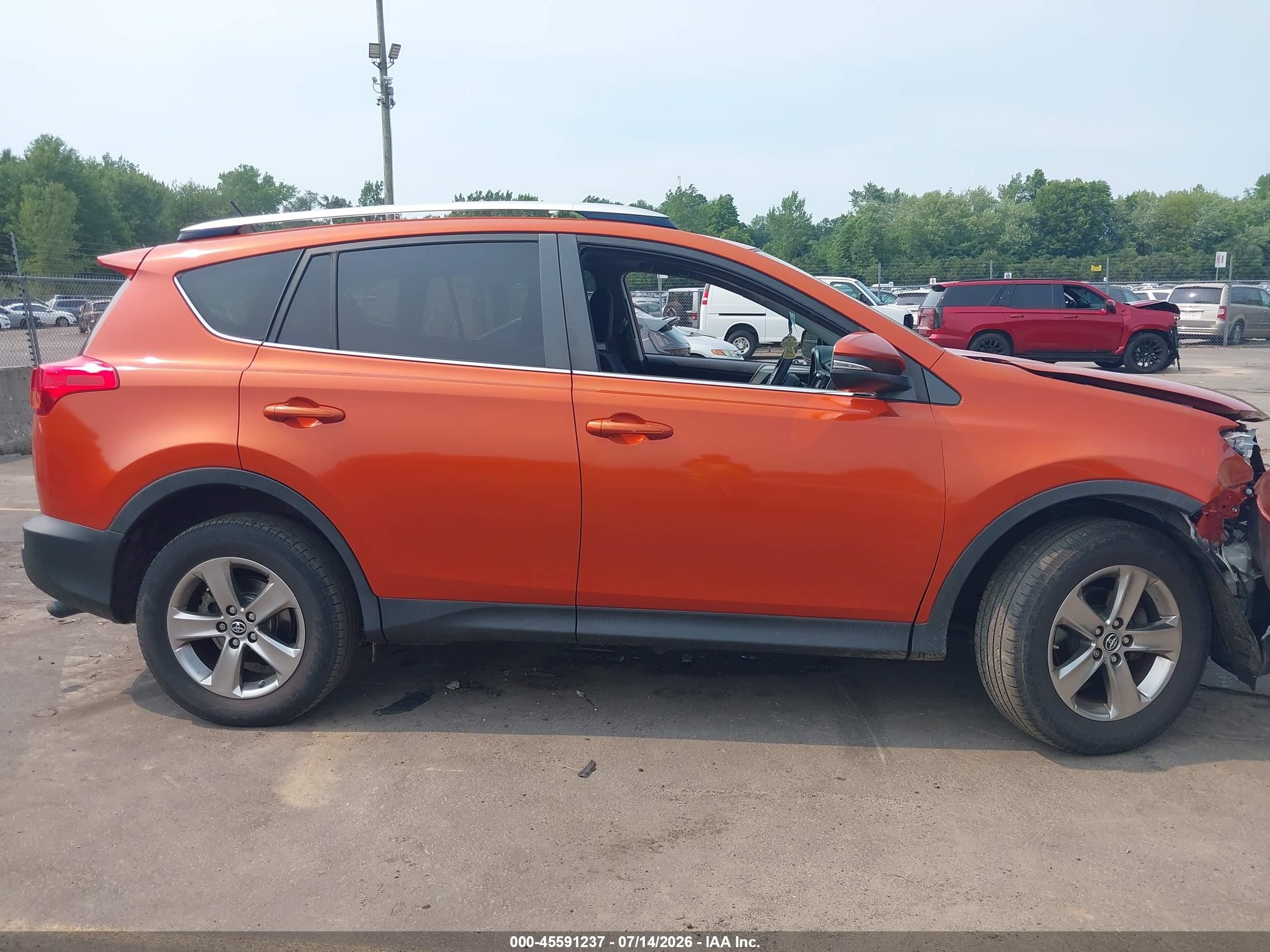 2015 Toyota Rav4 Xle Оранжевый vin: JTMRFREV7FD119180