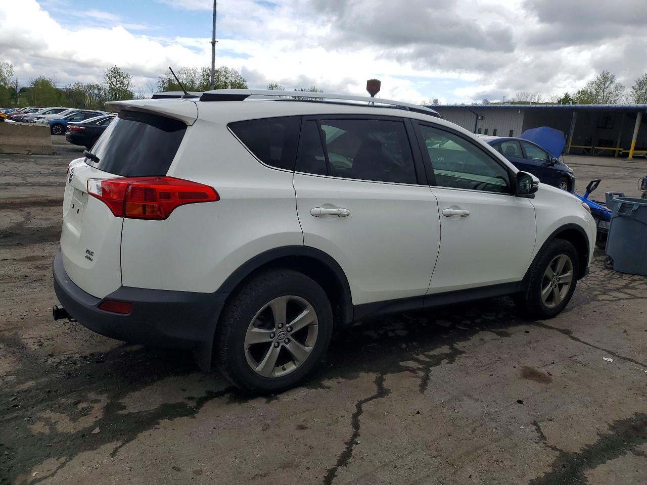 2015 Toyota Rav4 Xle White vin: JTMRFREV7FD126632
