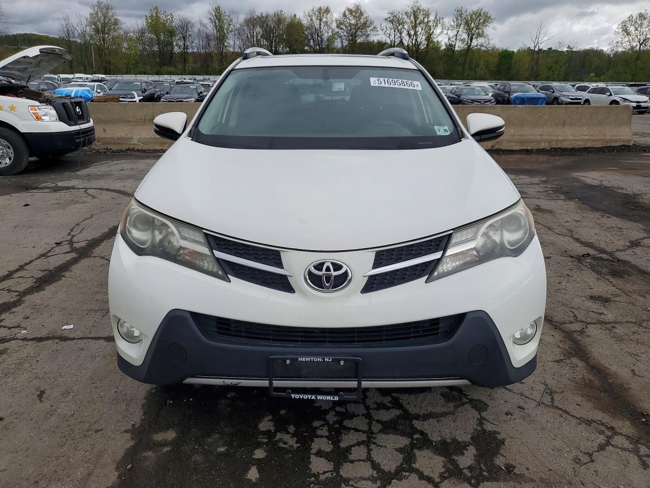 2015 Toyota Rav4 Xle White vin: JTMRFREV7FD126632