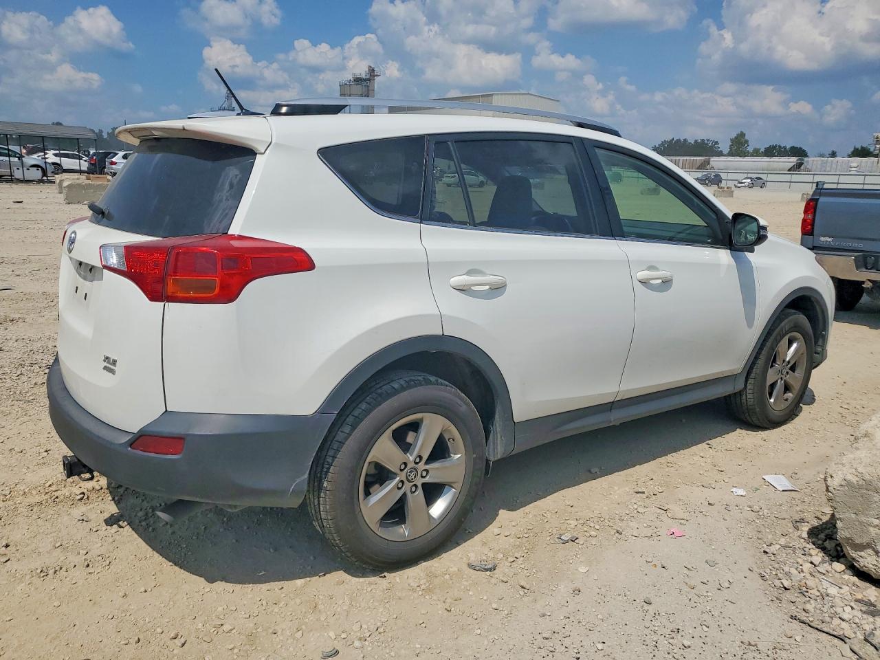 2015 Toyota Rav4 Xle White vin: JTMRFREV8FD173359