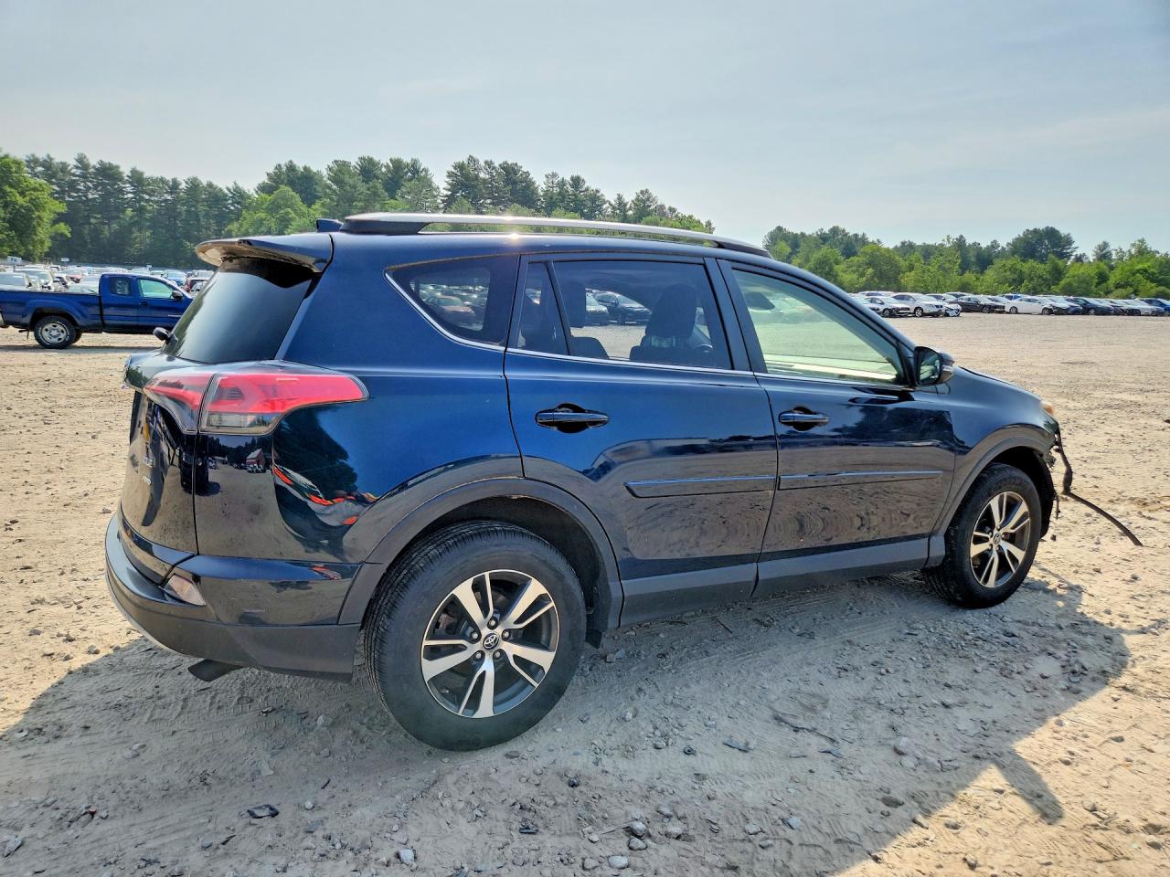 2018 Toyota Rav4 Xle Blue vin: JTMRFREV8JJ250631