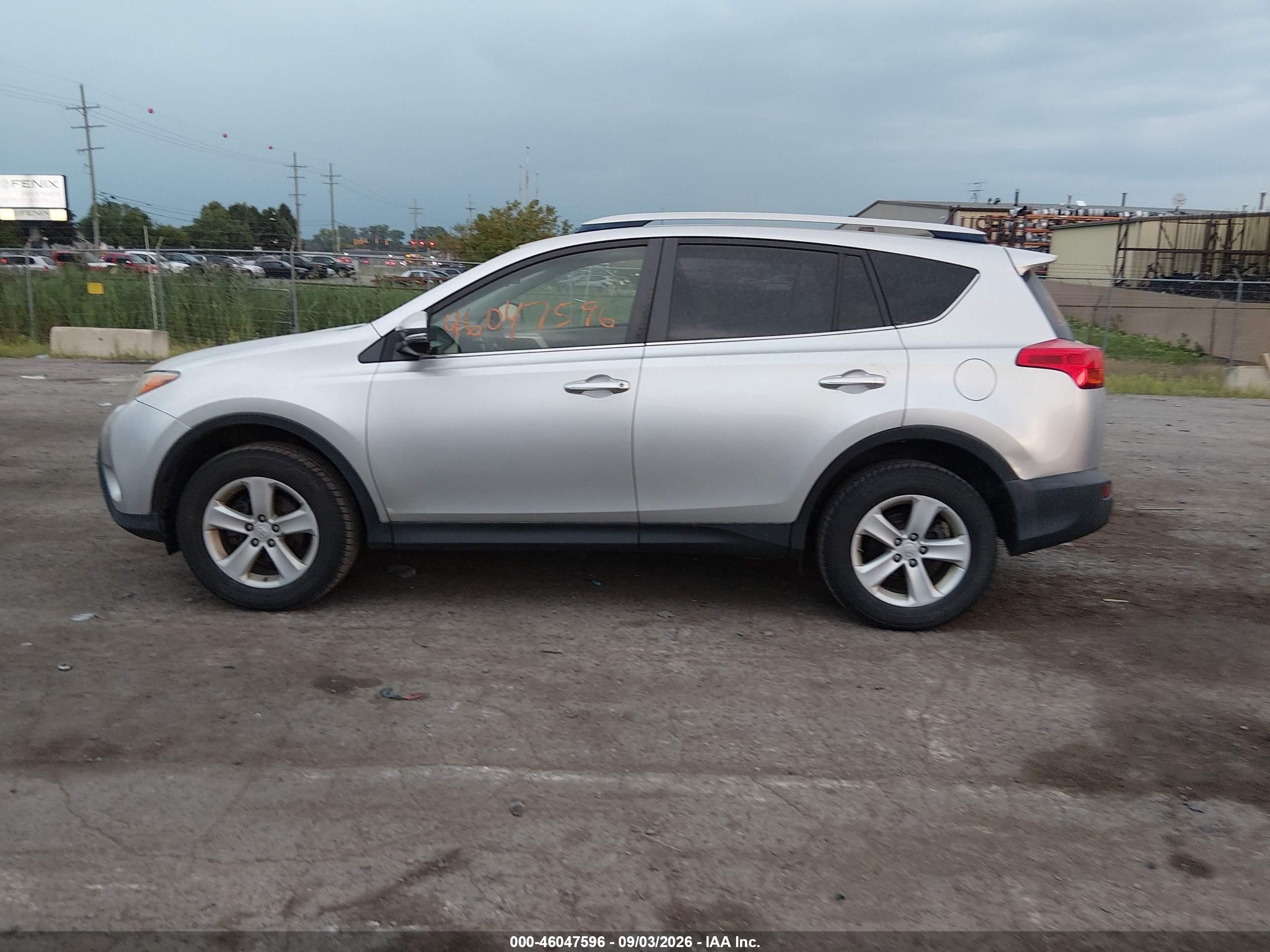 2013 Toyota Rav4 Xle Silver vin: JTMRFREV9D5028404