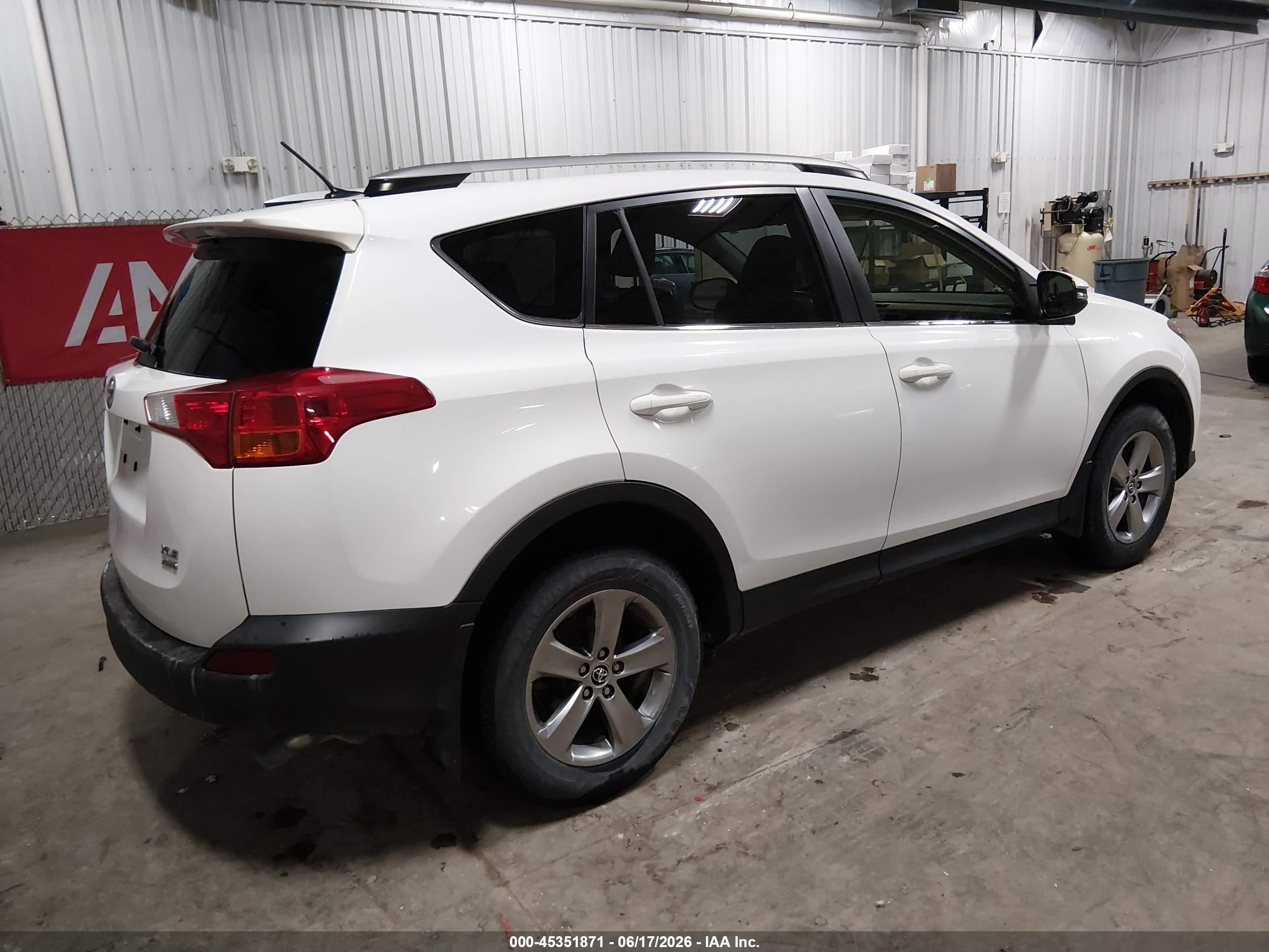 2015 Toyota Rav4 Xle White vin: JTMRFREV9FD099403