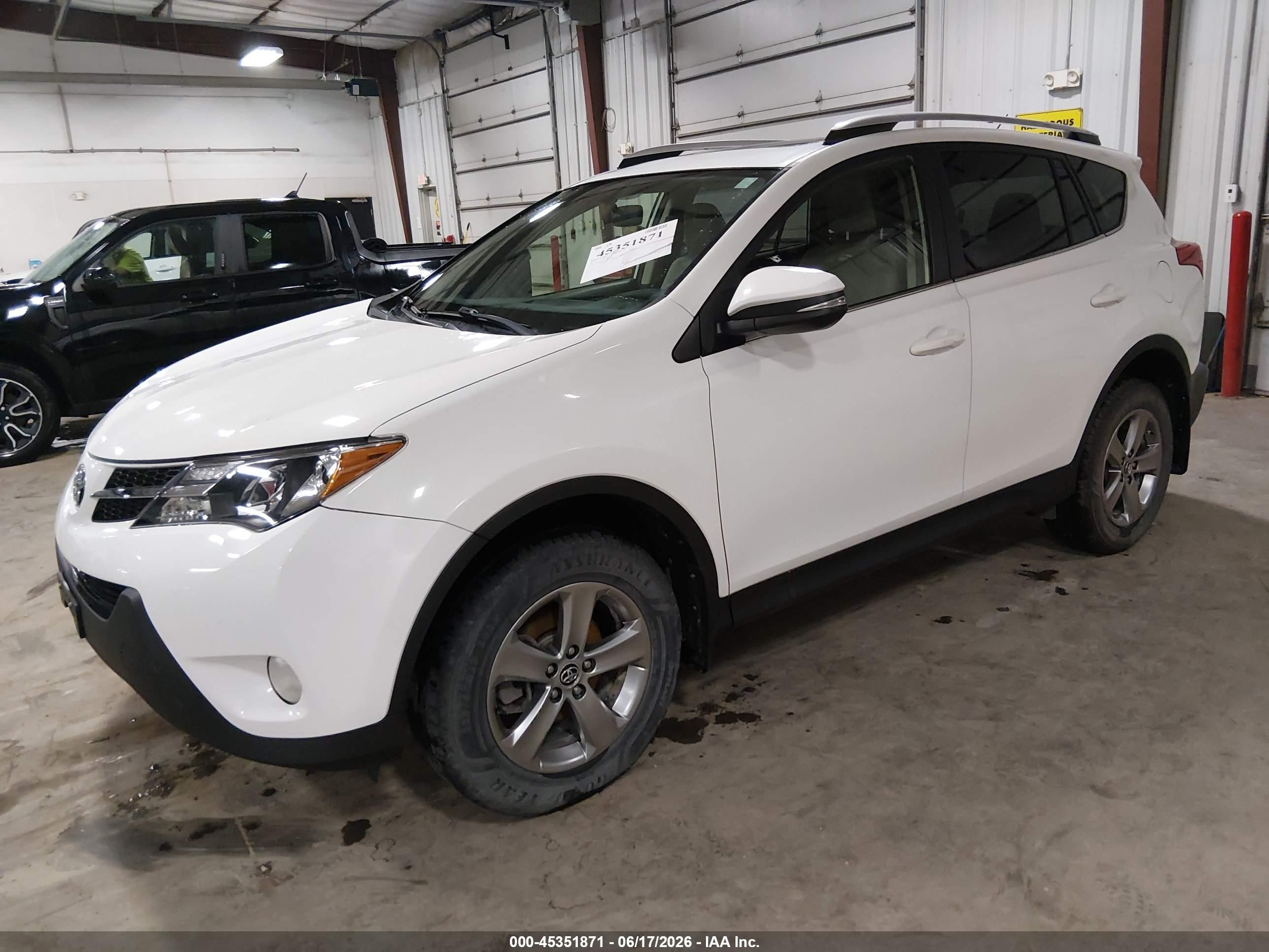 2015 Toyota Rav4 Xle White vin: JTMRFREV9FD099403