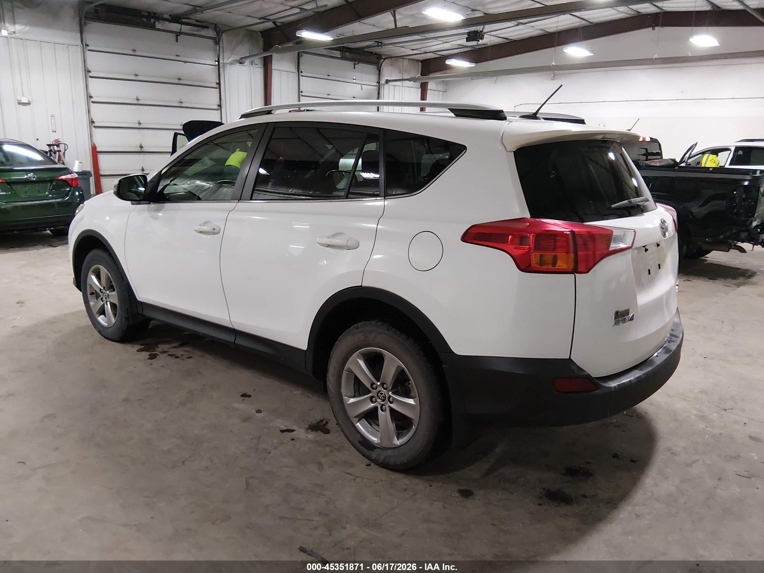 2015 Toyota Rav4 Xle White vin: JTMRFREV9FD099403