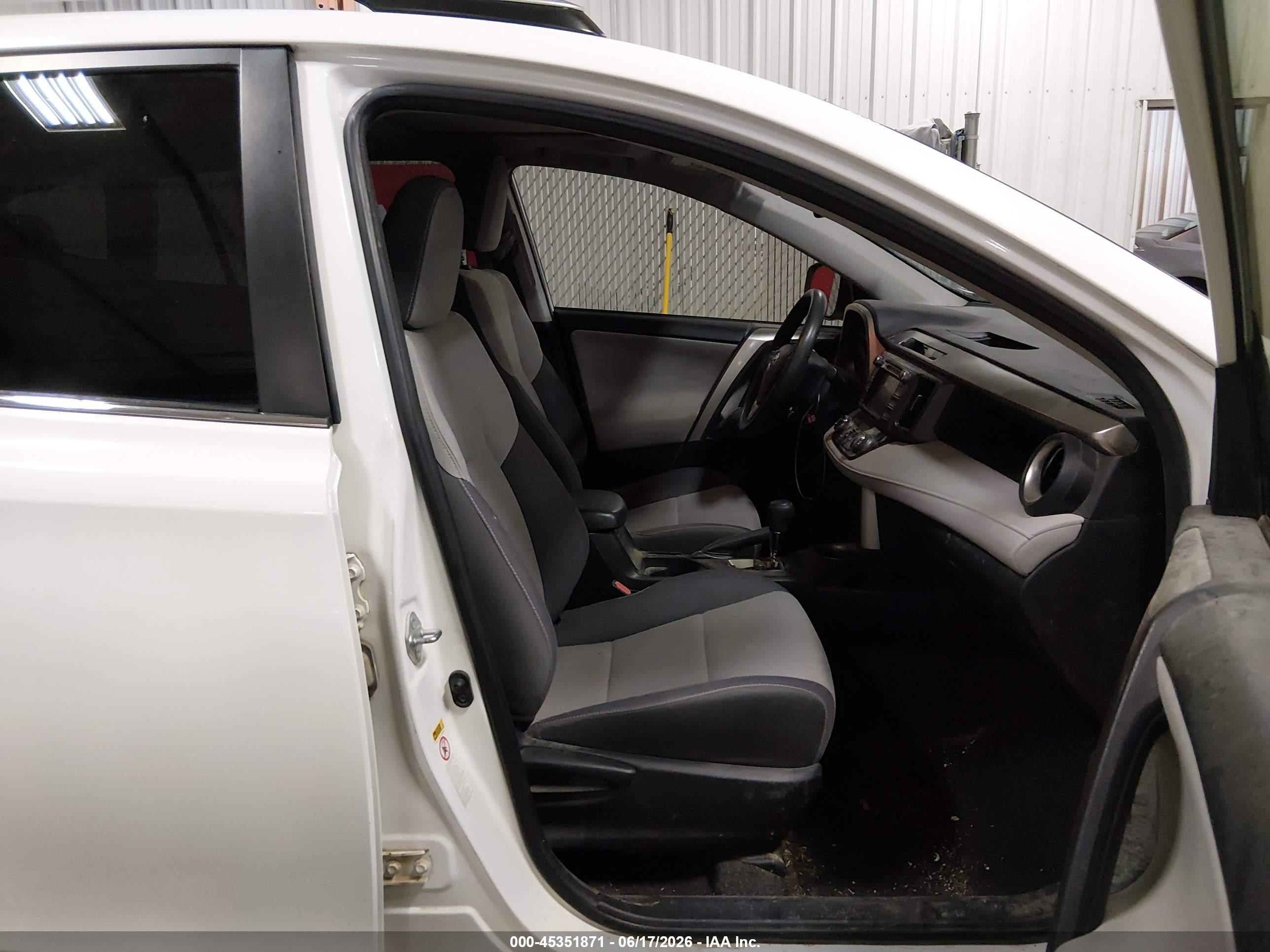 2015 Toyota Rav4 Xle White vin: JTMRFREV9FD099403