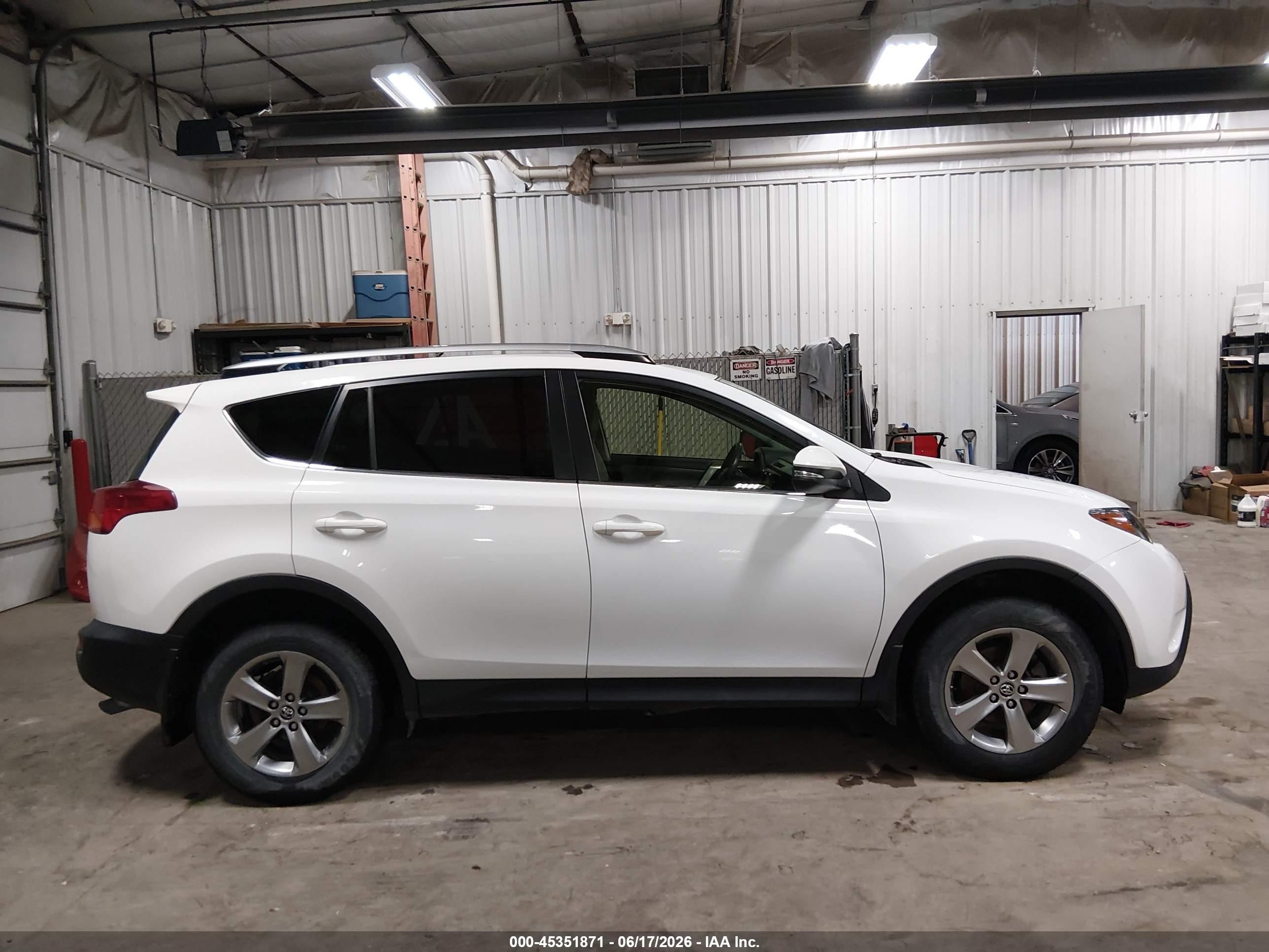 2015 Toyota Rav4 Xle White vin: JTMRFREV9FD099403