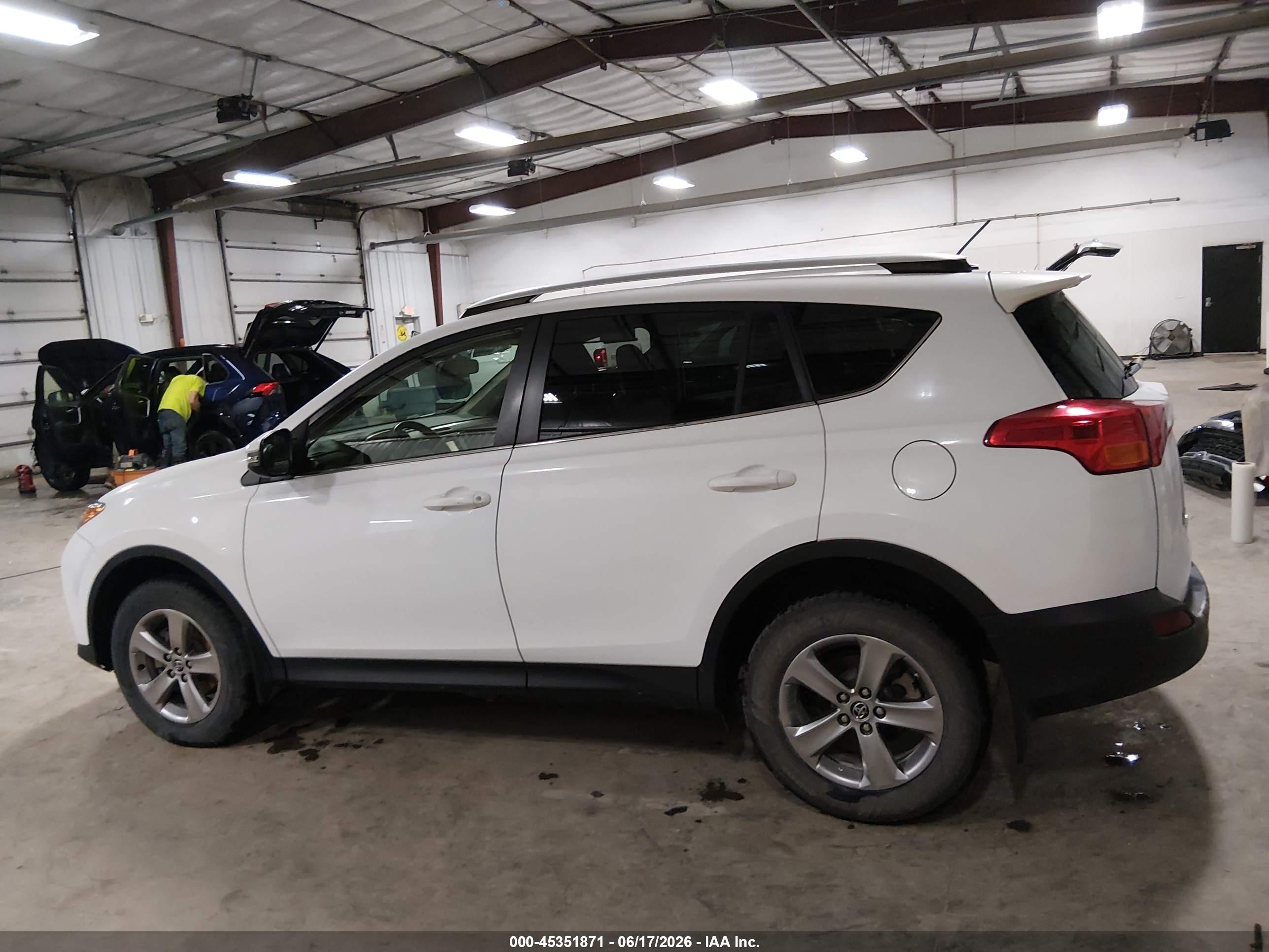 2015 Toyota Rav4 Xle White vin: JTMRFREV9FD099403