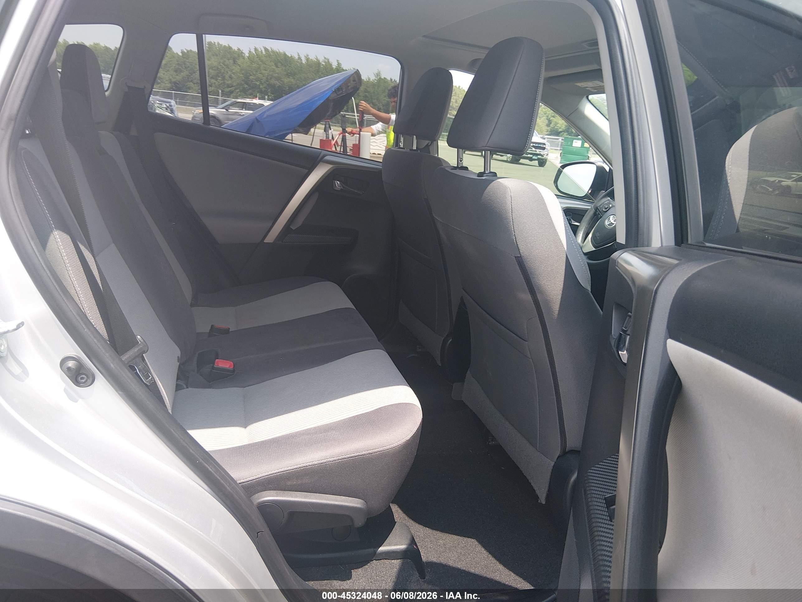 2015 Toyota Rav4 Xle Silver vin: JTMRFREV9FD138989