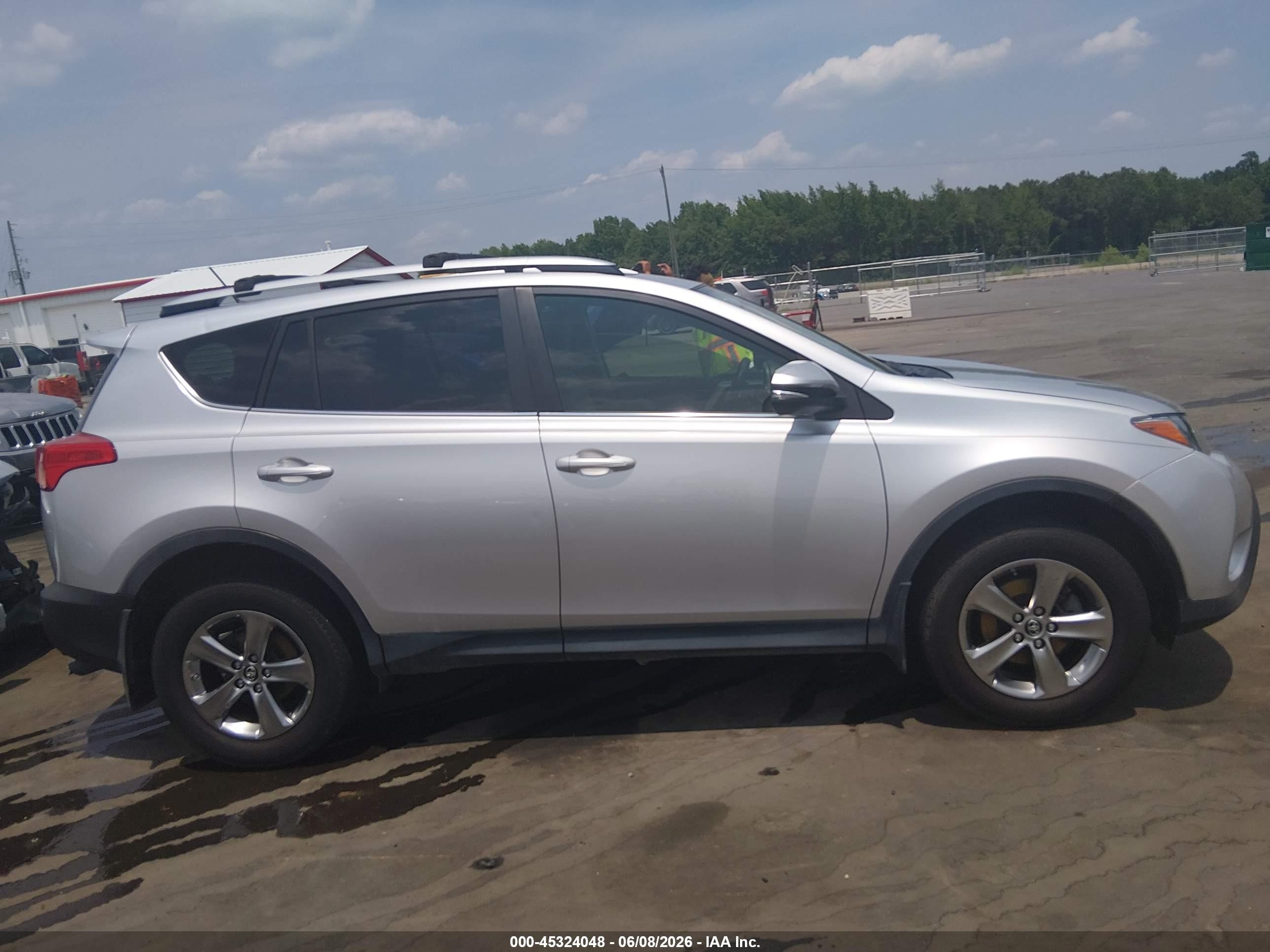 2015 Toyota Rav4 Xle Silver vin: JTMRFREV9FD138989