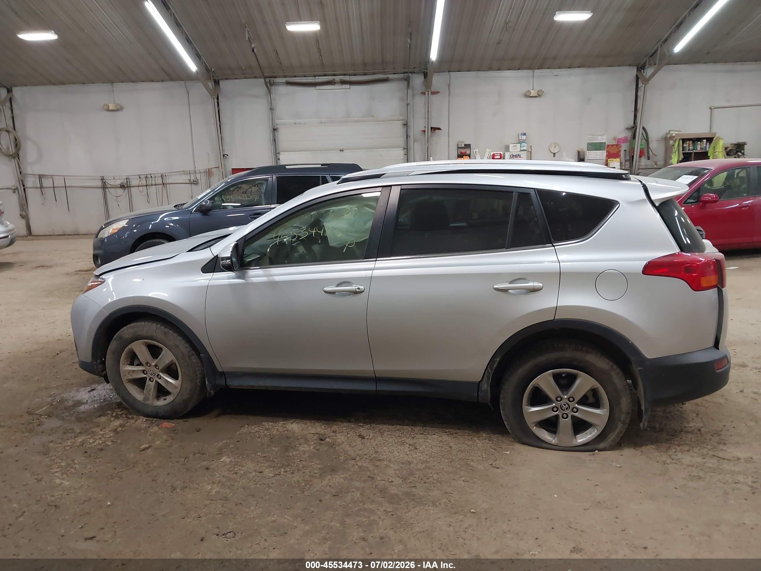 2015 Toyota Rav4 Xle Silver vin: JTMRFREV9FJ014495