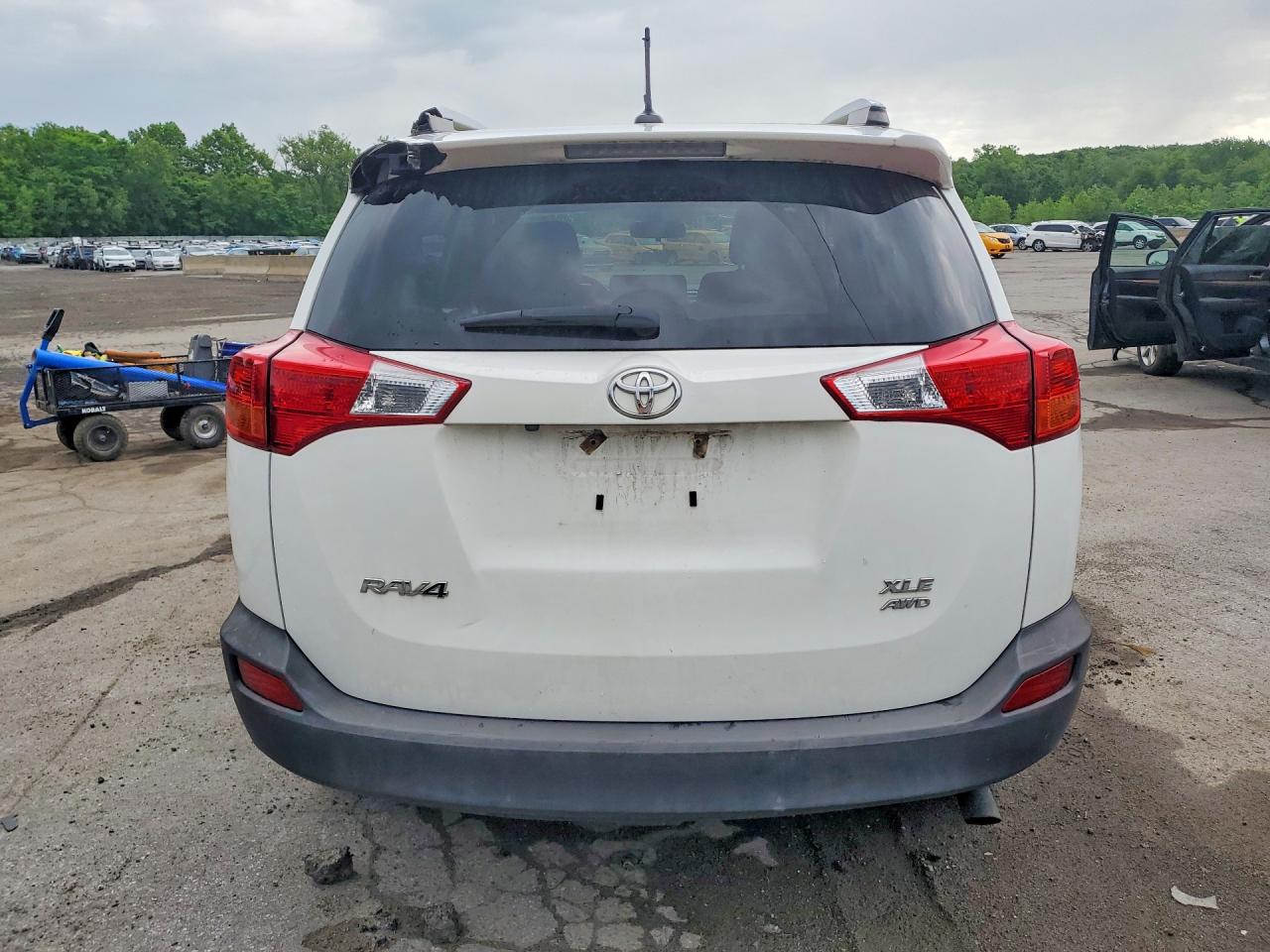 2015 Toyota Rav4 Xle White vin: JTMRFREV9FJ047030