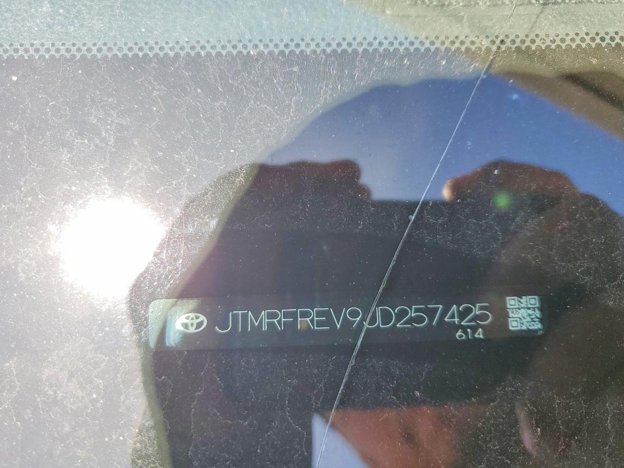 2018 Toyota Rav4 Xle Серебряный vin: JTMRFREV9JD257425
