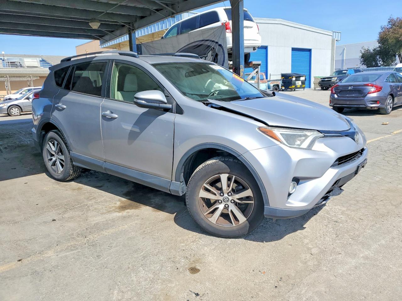 2018 Toyota Rav4 Xle Серебряный vin: JTMRFREV9JD257425
