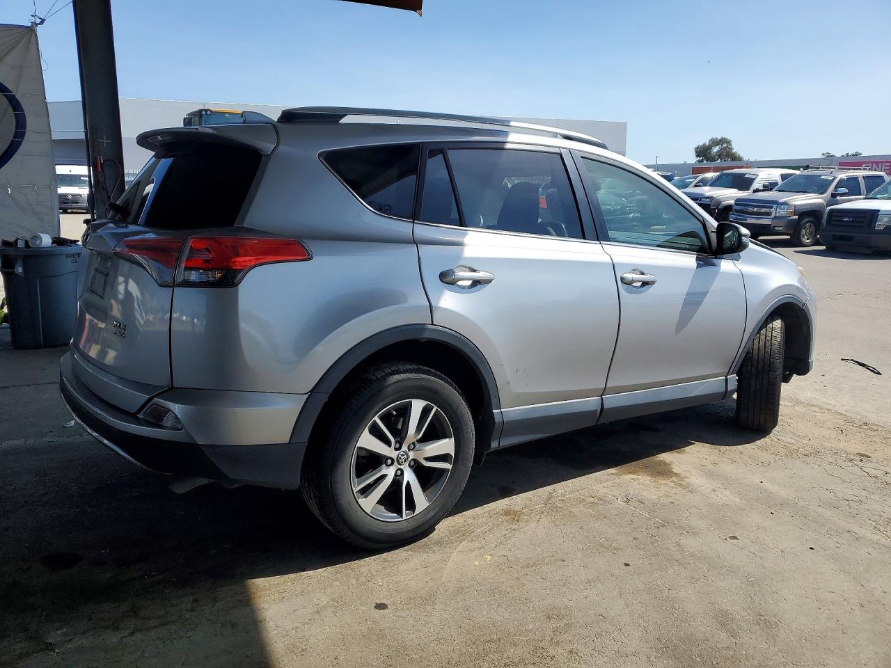 2018 Toyota Rav4 Xle Серебряный vin: JTMRFREV9JD257425