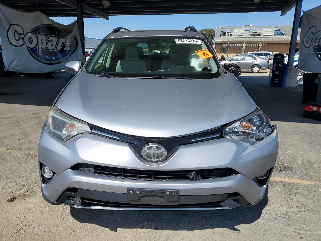 2018 Toyota Rav4 Xle Серебряный vin: JTMRFREV9JD257425