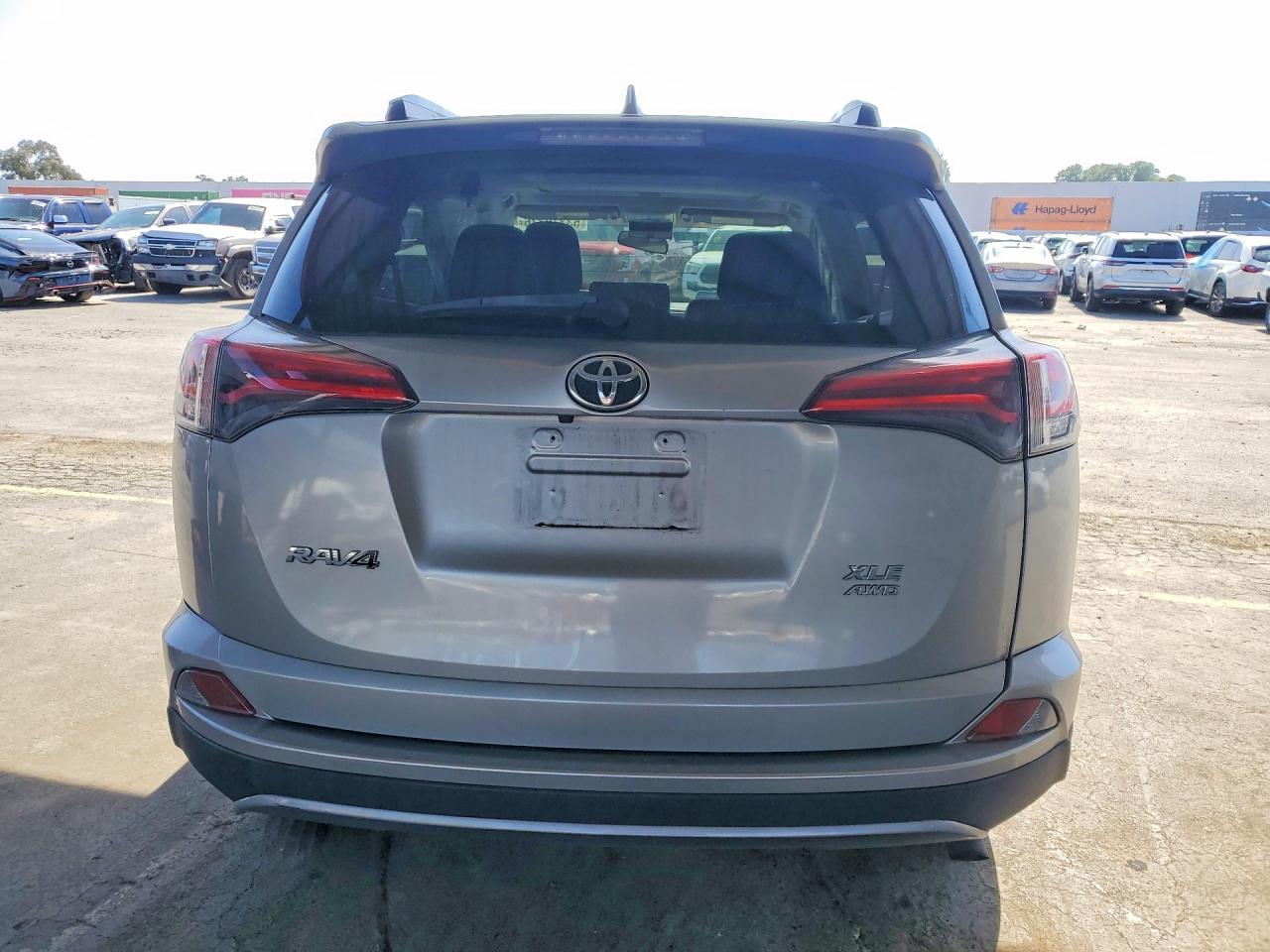 2018 Toyota Rav4 Xle Серебряный vin: JTMRFREV9JD257425